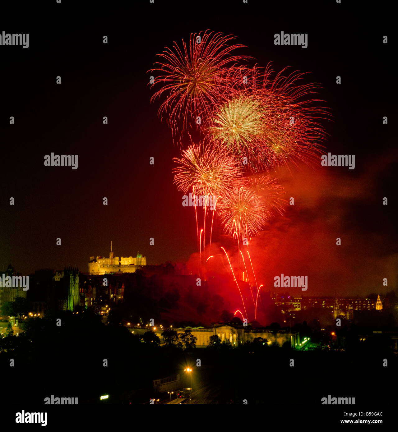El festival de fuegos artificiales en el castillo de Edimburgo, Escocia, visto desde el hotel Balmoral Foto de stock