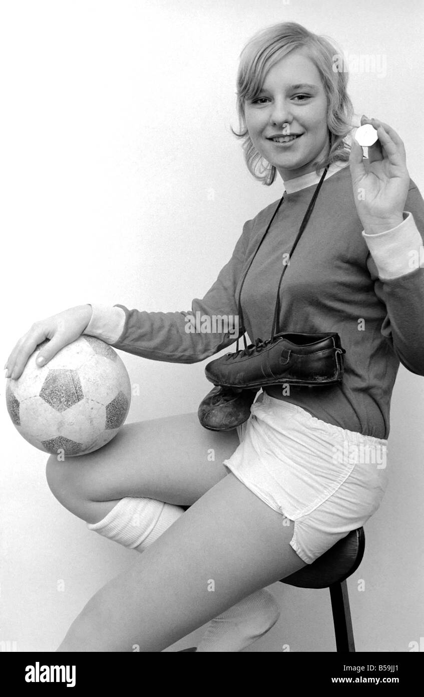 Chica con futbol Imágenes de stock en blanco y negro - Alamy