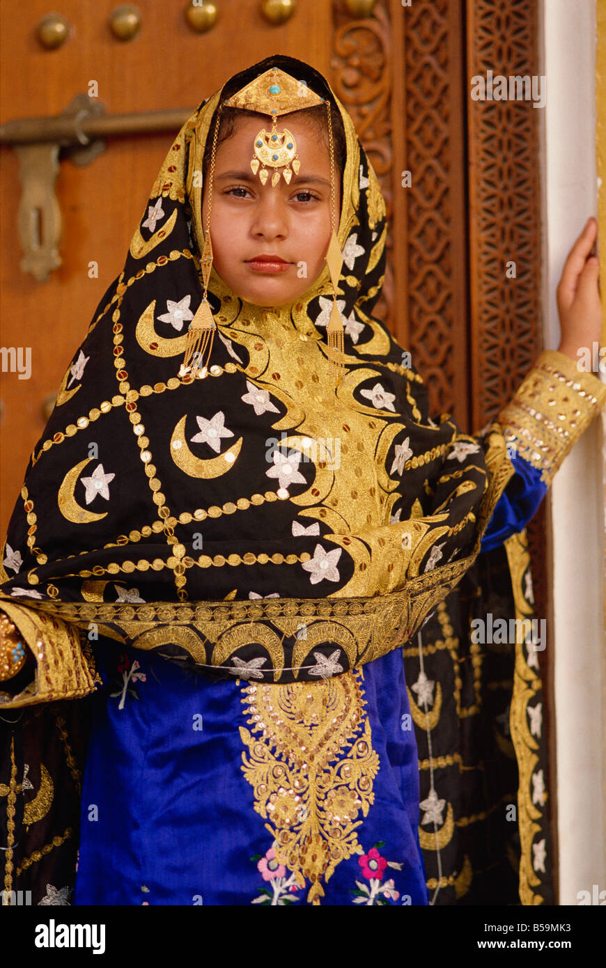 Chica joven con traje tradicional, Bahrein, Oriente Medio Foto de stock