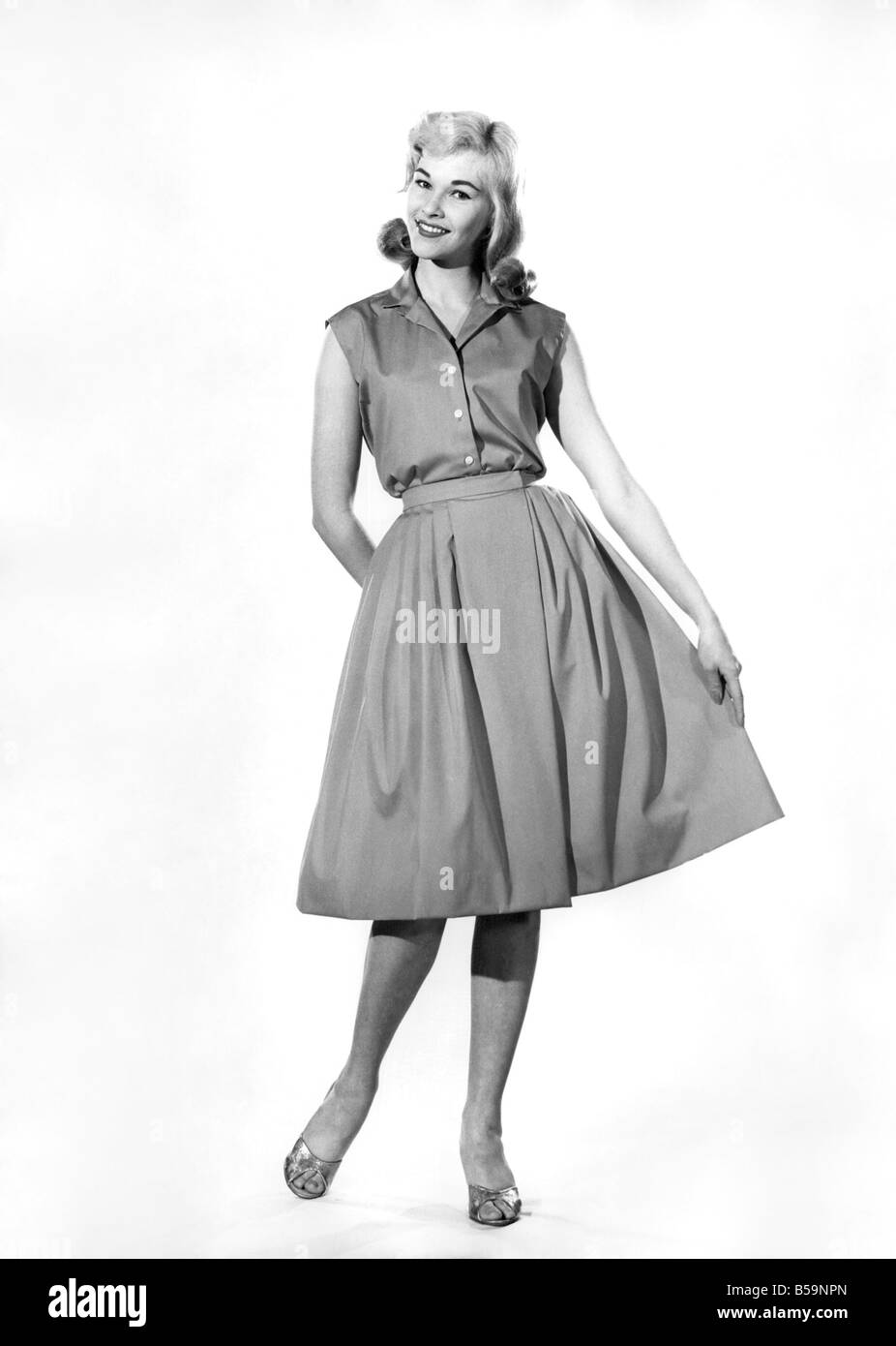 Modelo sleveless Jo Waring llevaba un vestido de noche de tres cuartos de longitud. &&#13;#10;Mayo de 1960 &&#13;#10;P007819 Foto de stock