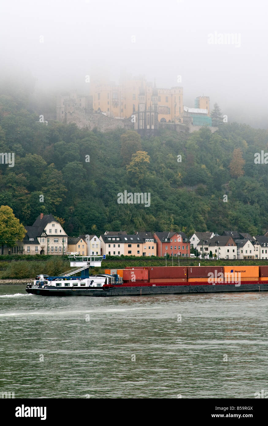 Castillo Stolzenfels y el Rin en una niebla por la mañana. Foto de stock