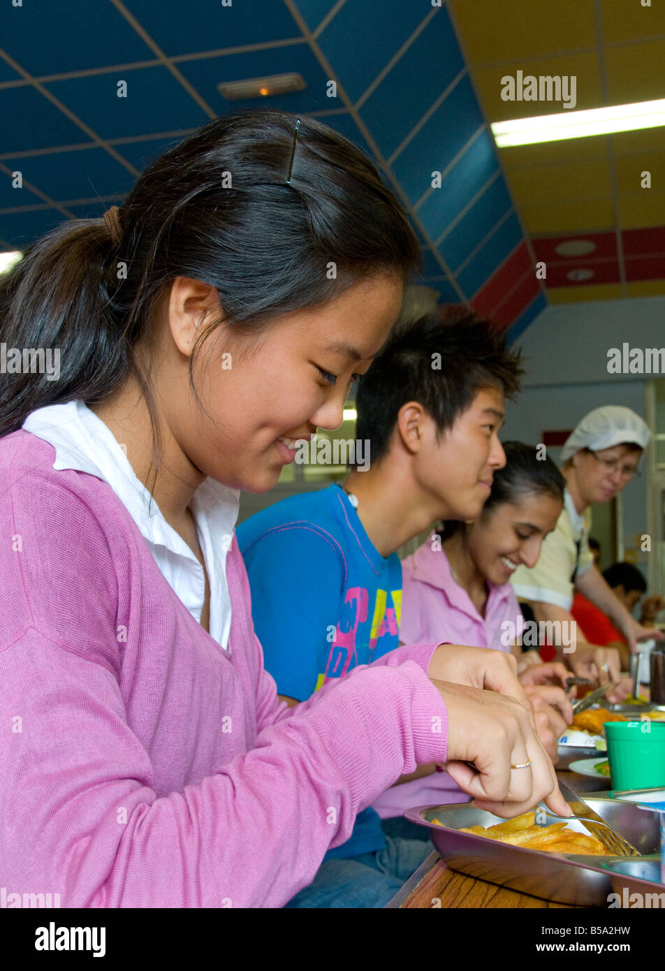 Grupo De Estudiantes Que Tienen Comida En Cantina De La