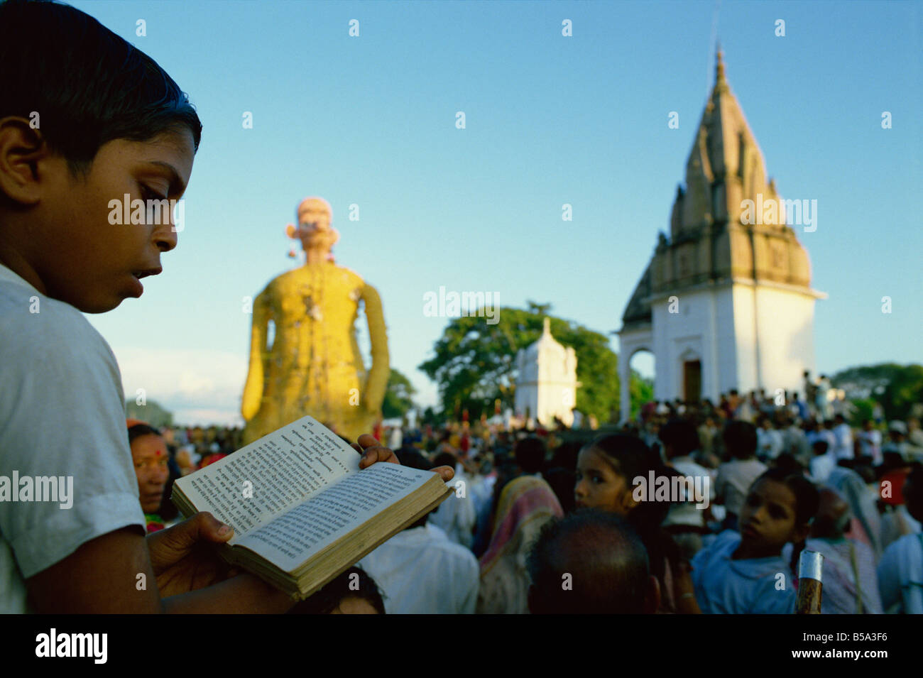 Chico sigue leyendo el texto de la Ramlilla, etapa de juego de la epopeya hindú Ramayana, Varanasi, estado de Uttar Pradesh, India Foto de stock