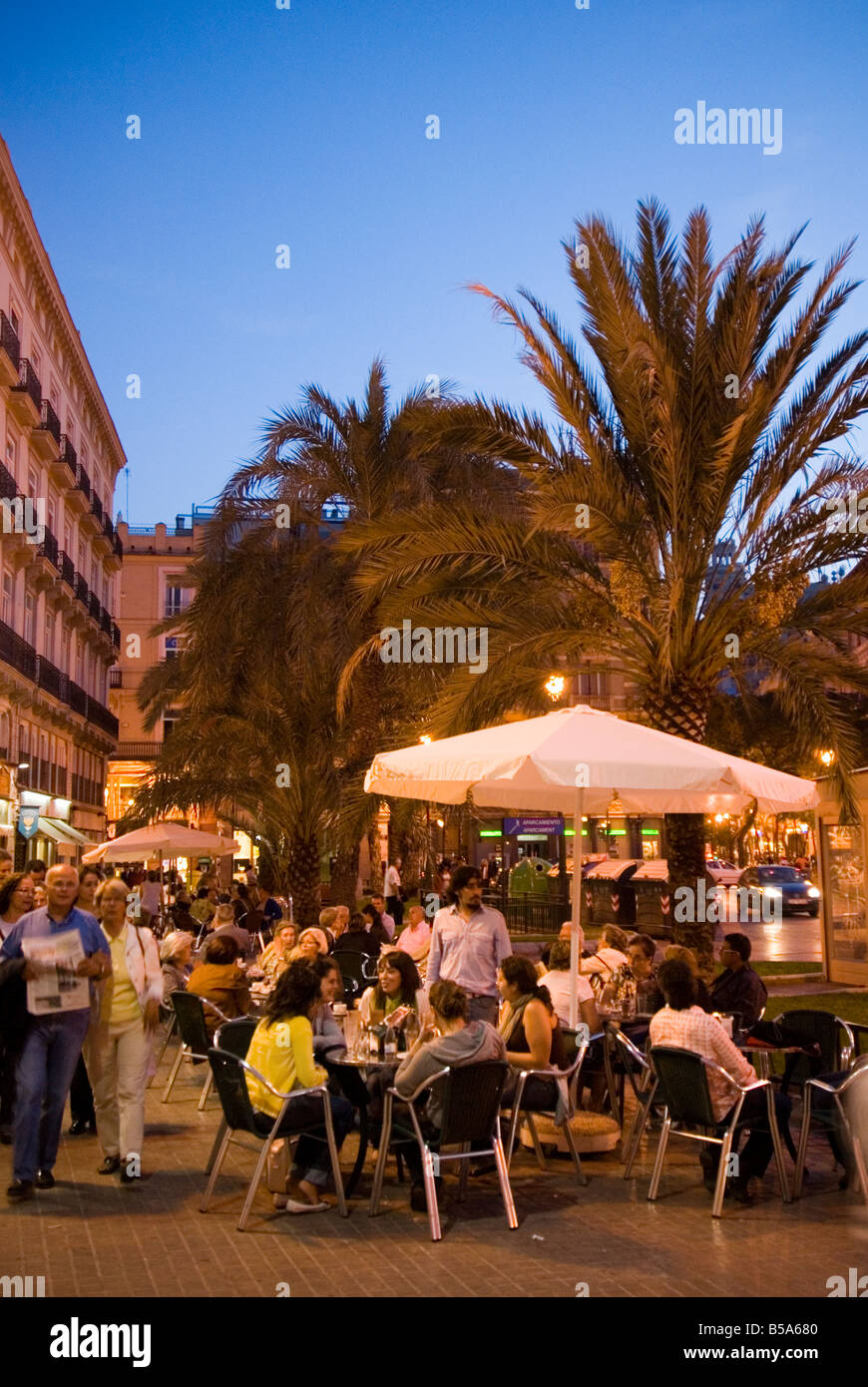 Gente sentada fuera de un bar animado, en la Plaza de la Reina en el centro histórico de la ciudad de El Carmen de Valencia España Foto de stock