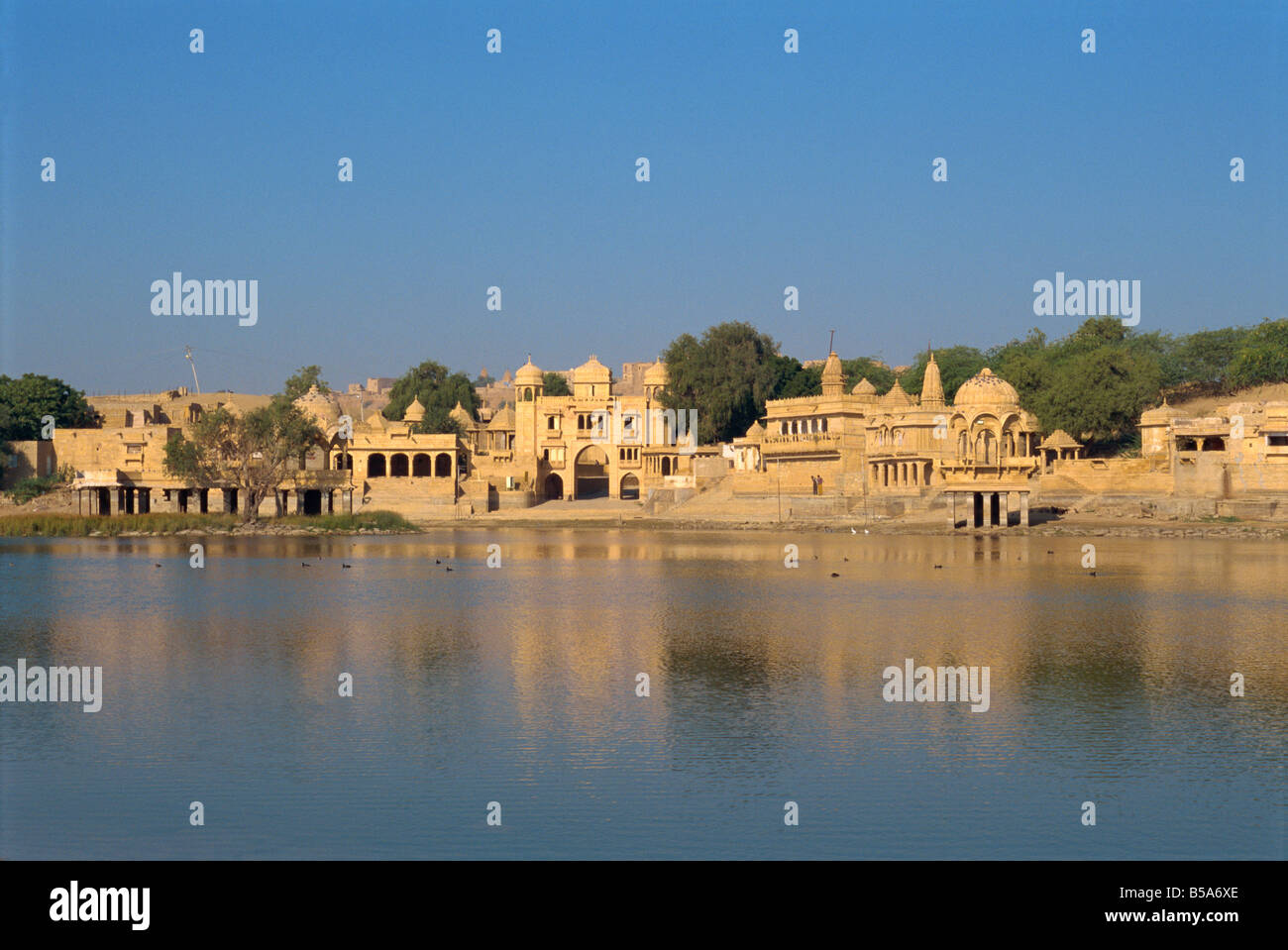 Gadi Sagar Gadisar Lake con Tilón ki Pol archway estado de Rajasthan Jaisalmer India Asia Foto de stock