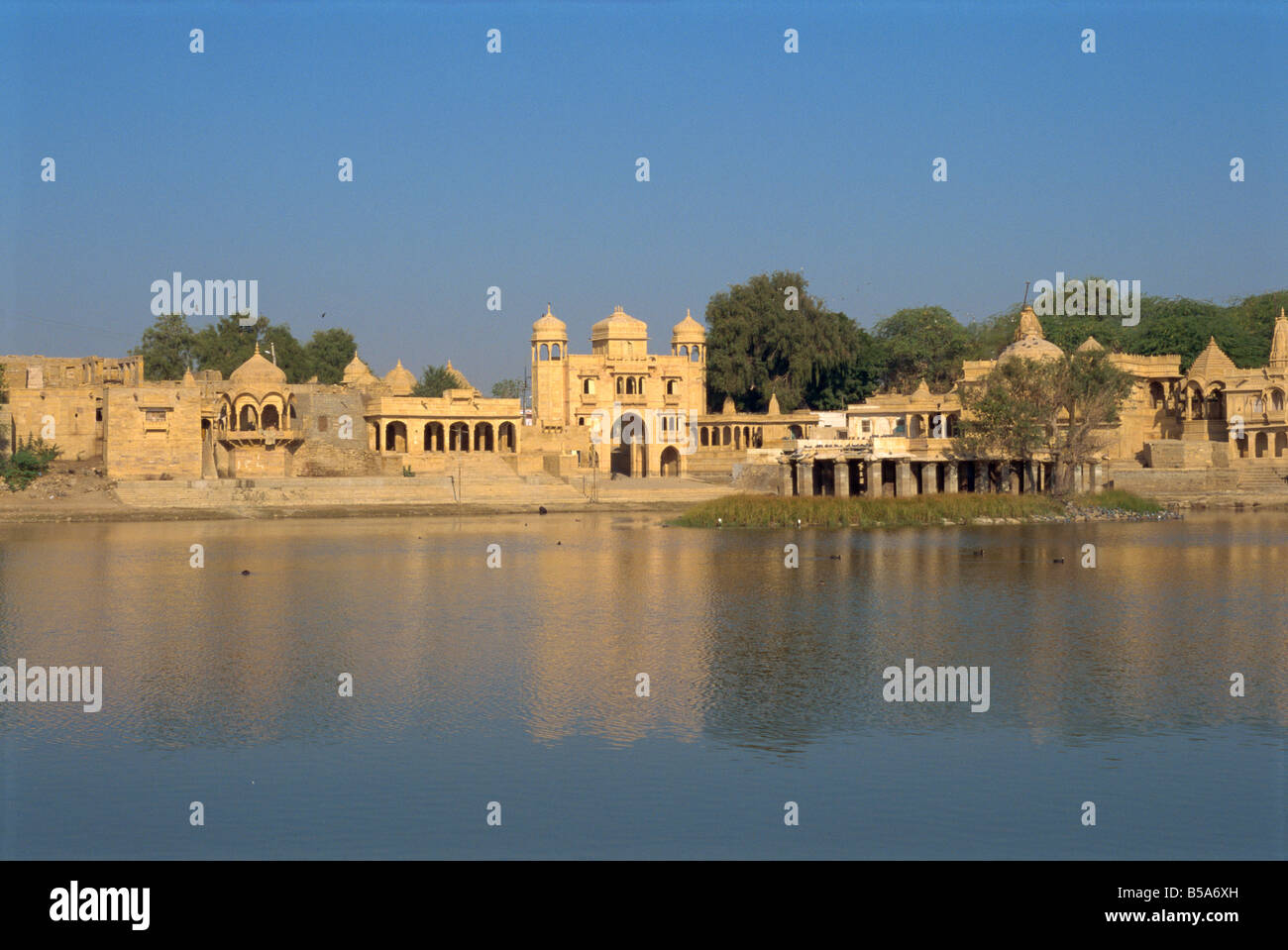 Gadi Sagar Gadisar Lake con Tilón ki Pol archway estado de Rajasthan Jaisalmer India Asia Foto de stock