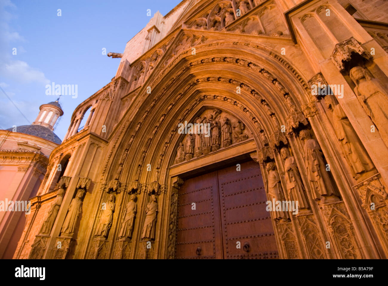 Puerto puerta gótica de los Apóstoles de la catedral, en el centro histórico de la ciudad de Puerto puerta gótica de los Apóstoles de la catedral, en el centro histórico de la ciudad de