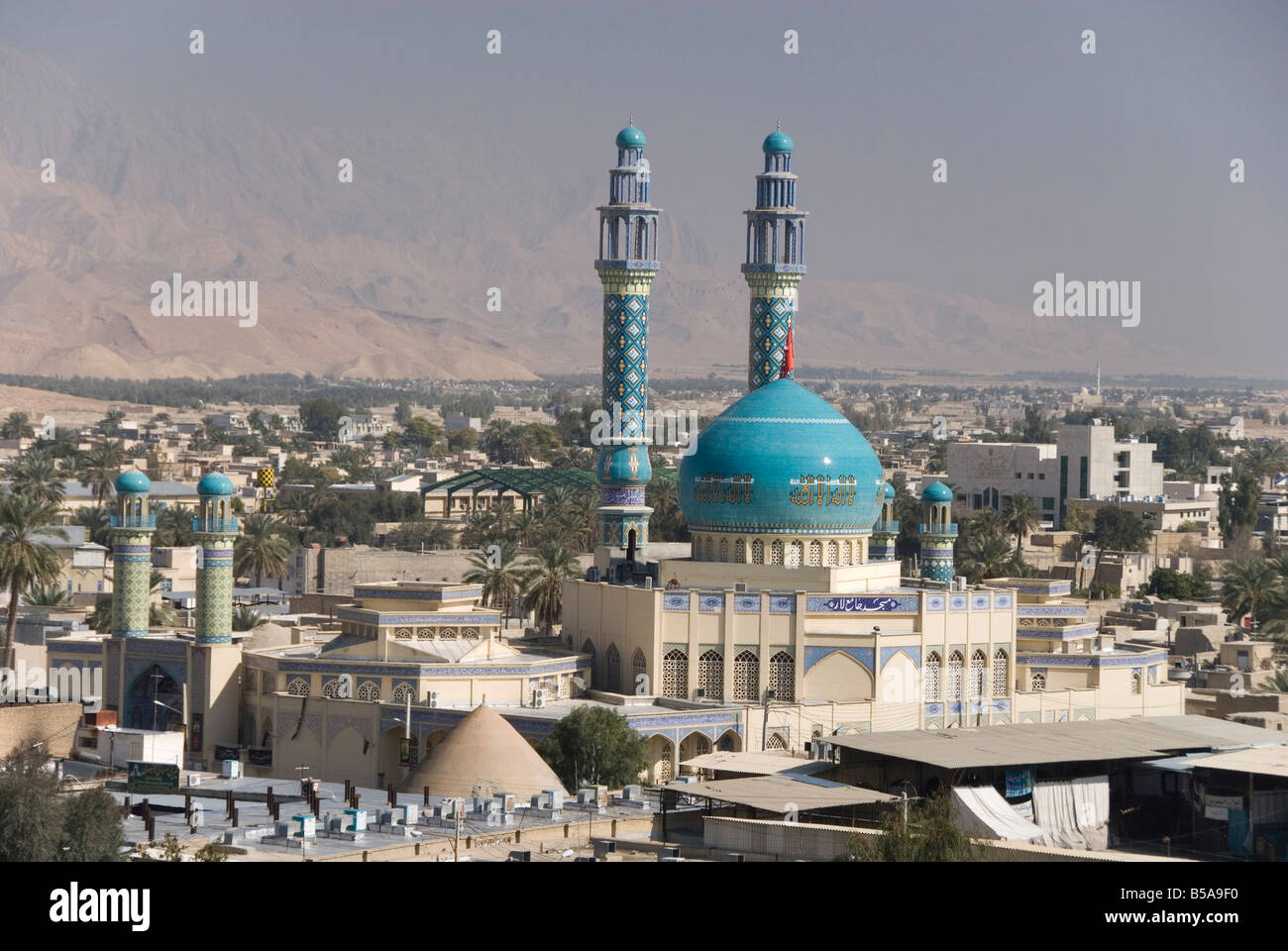 Los minaretes y la cúpula de la mezquita principal centro de la ciudad en el desierto, Lar ciudad provincia Fars, sur de Irán Oriente Medio Foto de stock