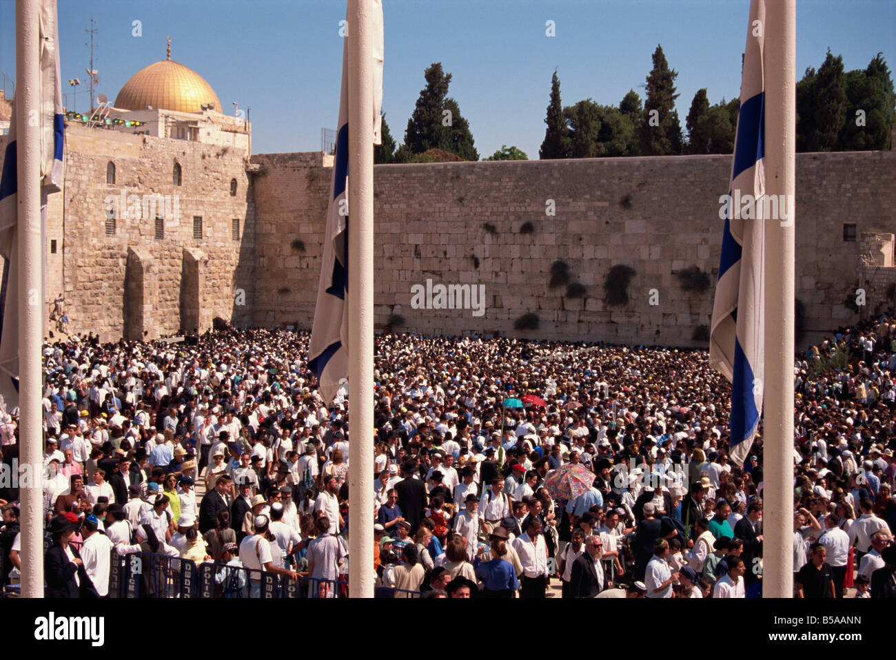 Vista con gran multitud y la cúpula de la roca, el Muro Occidental, Ciudad Vieja, Jerusalén, Israel, Oriente Medio Foto de stock