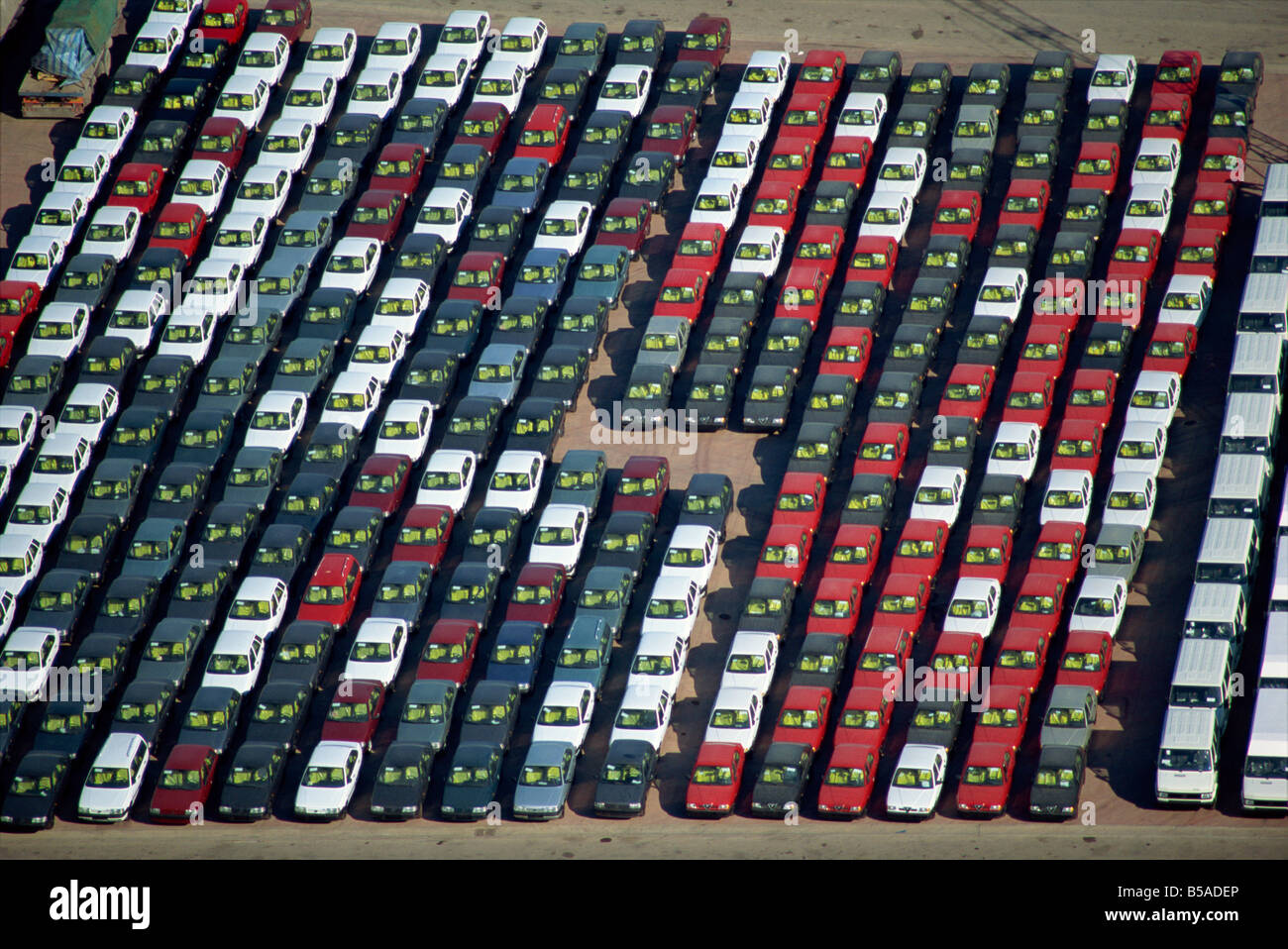 Antena de coches se alinearon en los muelles en el puerto de Salerno, en Campania, Italia, Europa Foto de stock