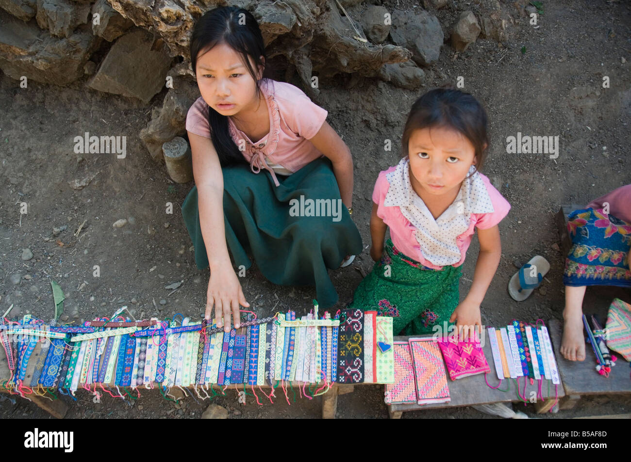 Aldea tribal Hmong niñas que venden artesanías, Luang Prabang, Laos, Indochina, en el sudeste de Asia Foto de stock