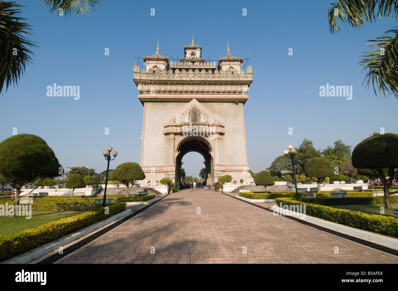 El Patuxai (Puerta de la Victoria) en Lan Xang Avenue, en Vientiane, Laos, Indochina, en el sudeste de Asia Foto de stock