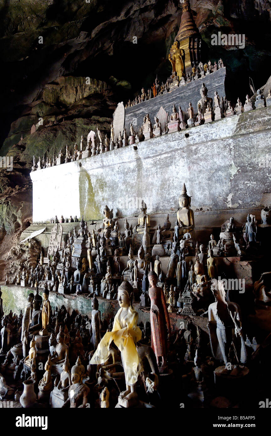 Las cuevas de Pak Ou, un conocido sitio budista y lugar de peregrinación, a 25km de Luang Prabang, Laos, Indochina, en el sudeste de Asia Foto de stock
