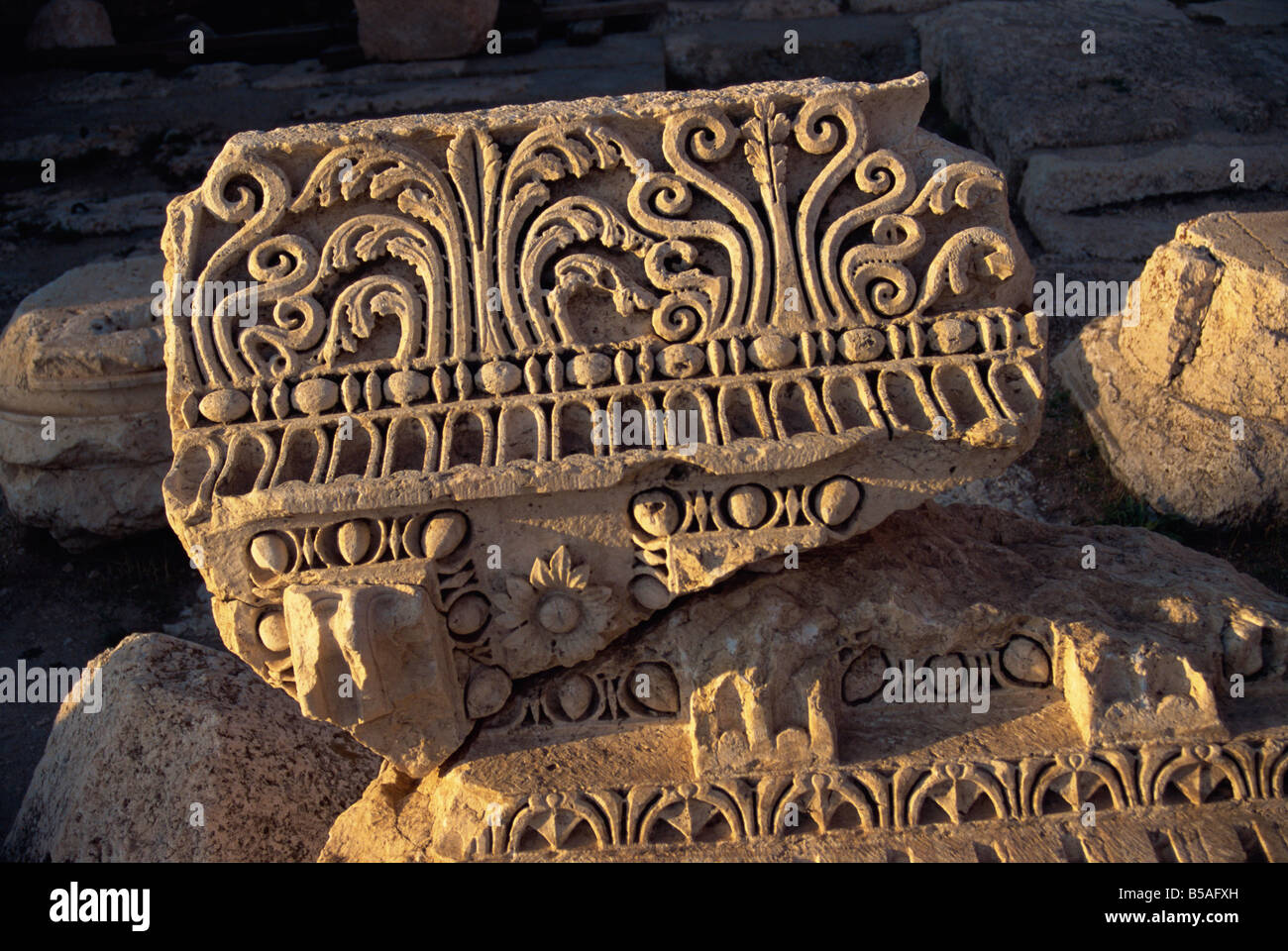 Fragmento de talla bien conservados, Baalbek, Sitio del Patrimonio Mundial de la UNESCO, el Líbano, Oriente Medio Foto de stock