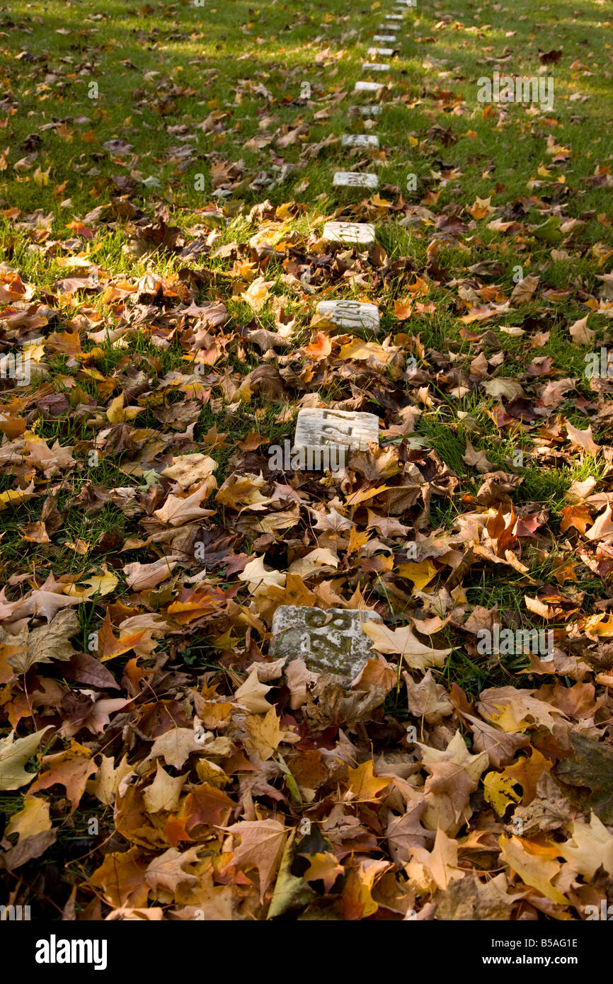 Piedras numeradas marcar las tumbas de guerra civil desconocido de