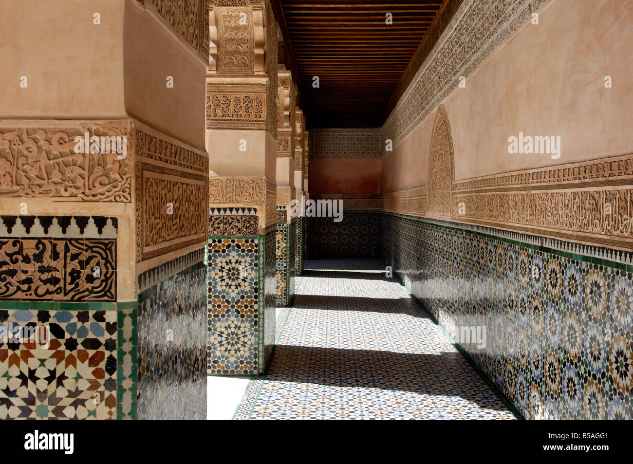 La Medersa Ben Youssef, ricamente decorado en mármol, madera tallada y yeserías, Medina, Marrakech, Marruecos, África Foto de stock