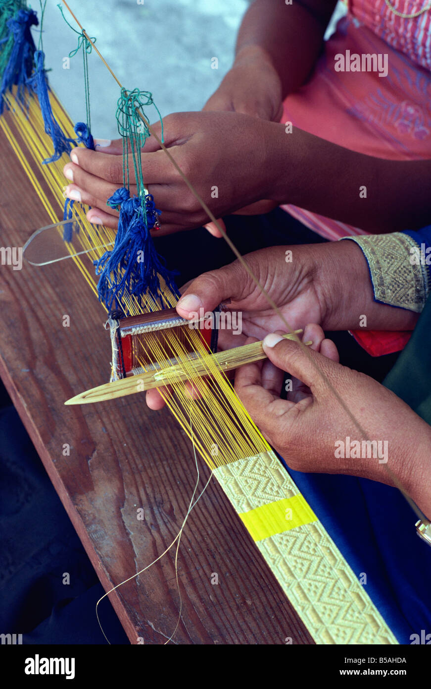 Tejedores manos usando un telar estrecho en las Islas Maldivas Foto de stock