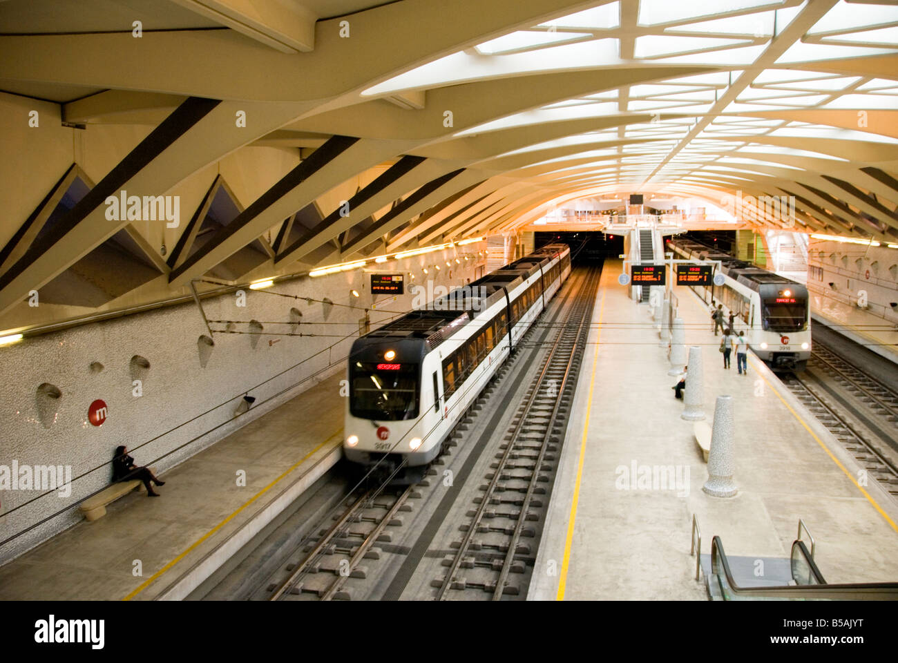 El tren del aeropuerto a la estación de metro Alameda ariving en el centro  de Valencia. España Fotografía de stock - Alamy