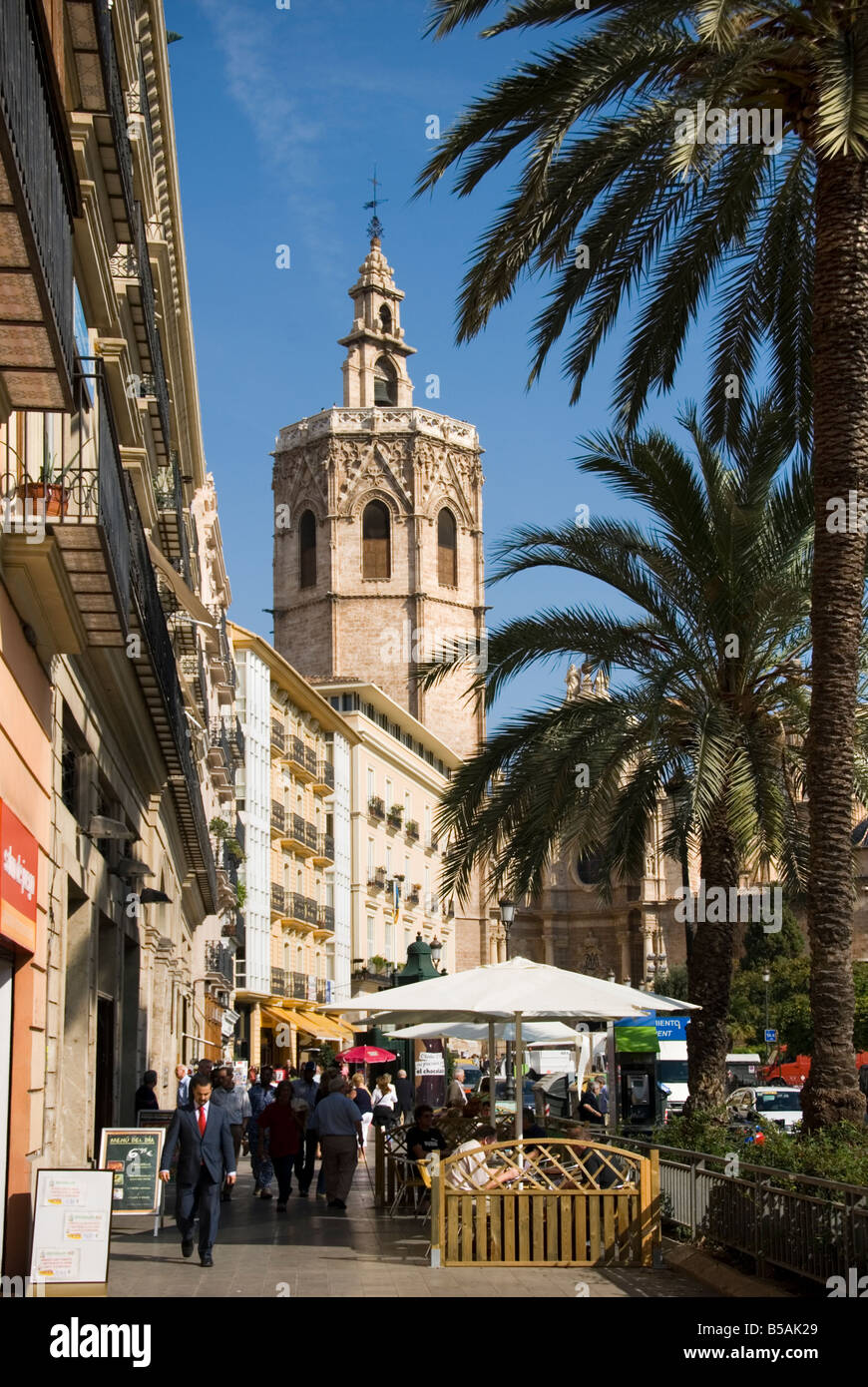 El Miguelete el campanario de la catedral, en la Plaza de la Reina en el centro histórico de la ciudad de Valencia, España Foto de stock