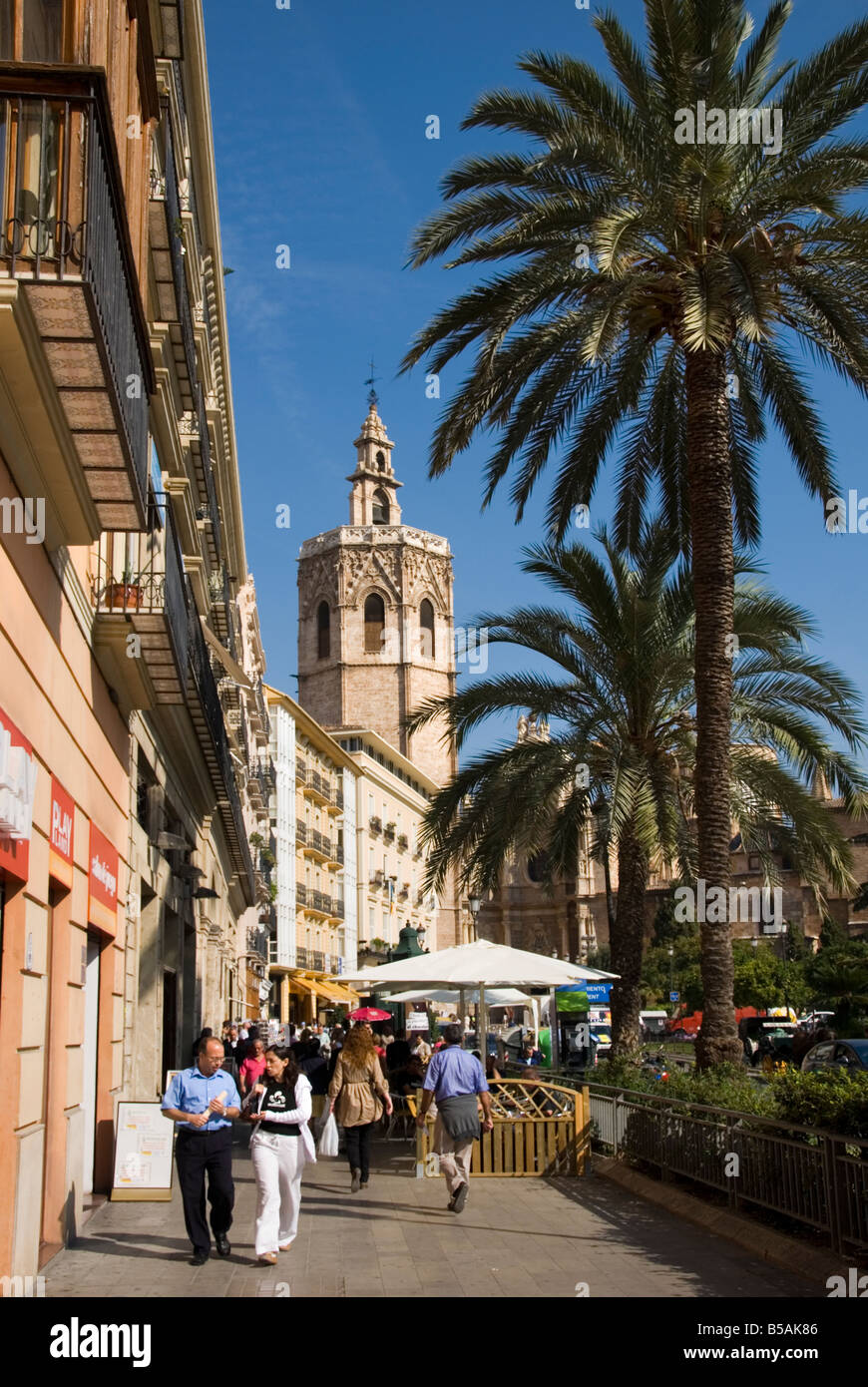 El Miguelete el campanario de la catedral, en la Plaza de la Reina en el centro histórico de la ciudad de Valencia, España Foto de stock