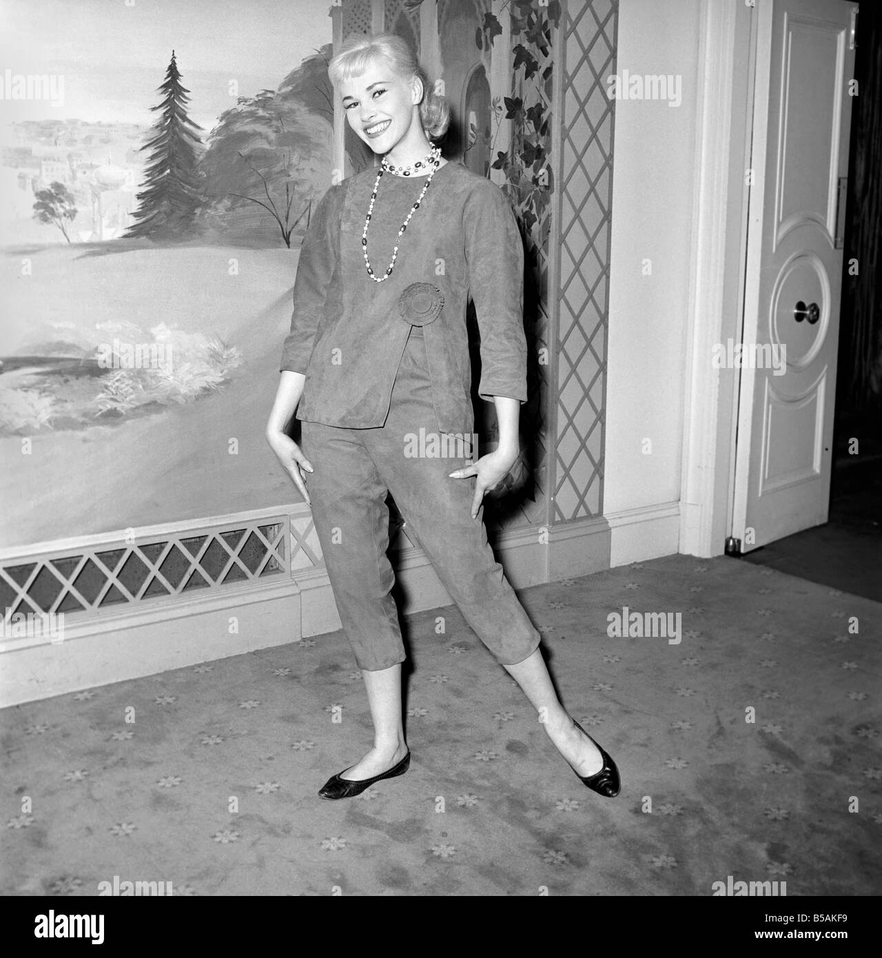 Ropa: Moda: Cuero. Mujer abrigos de cuero modelado en el Fashion Show. 1966  B1229-001 Fotografía de stock - Alamy