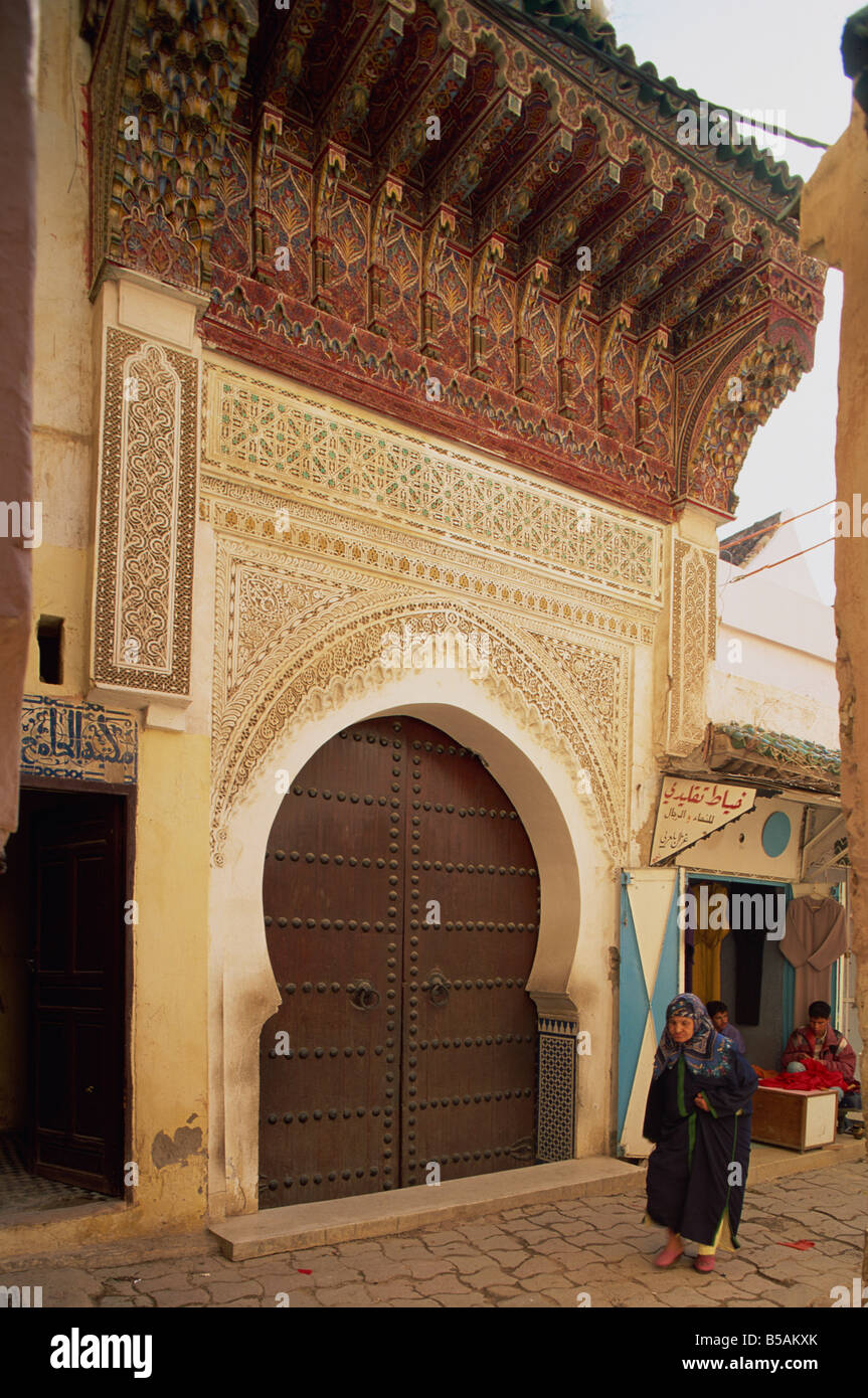 Escena callejera y puerta grande, Meknes, Marruecos, Norte de África, África Foto de stock