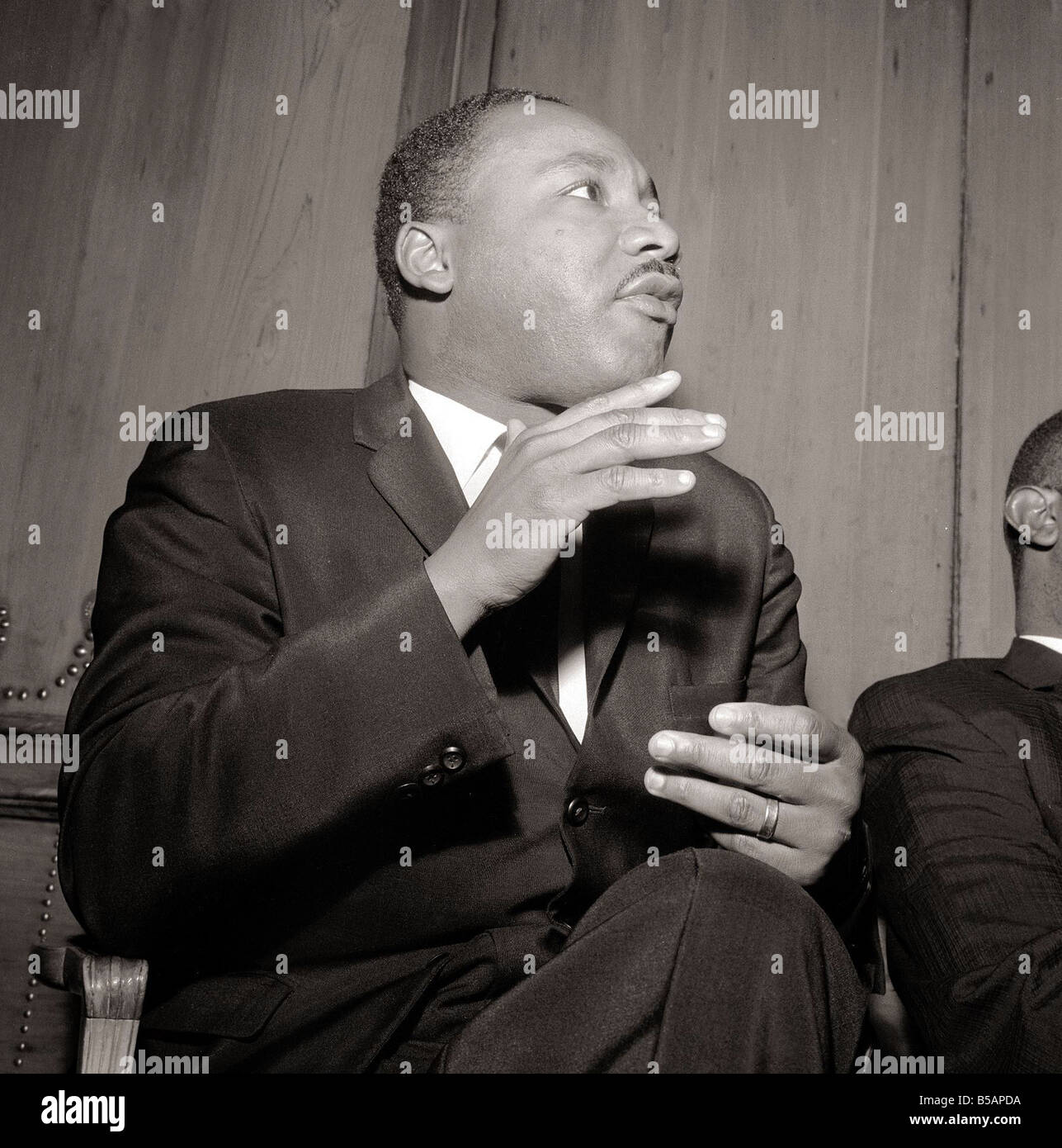 Martin Luther King de noviembre de 1964, dando una conferencia de prensa en el hotel Savoy de Londres 1960 Foto de stock