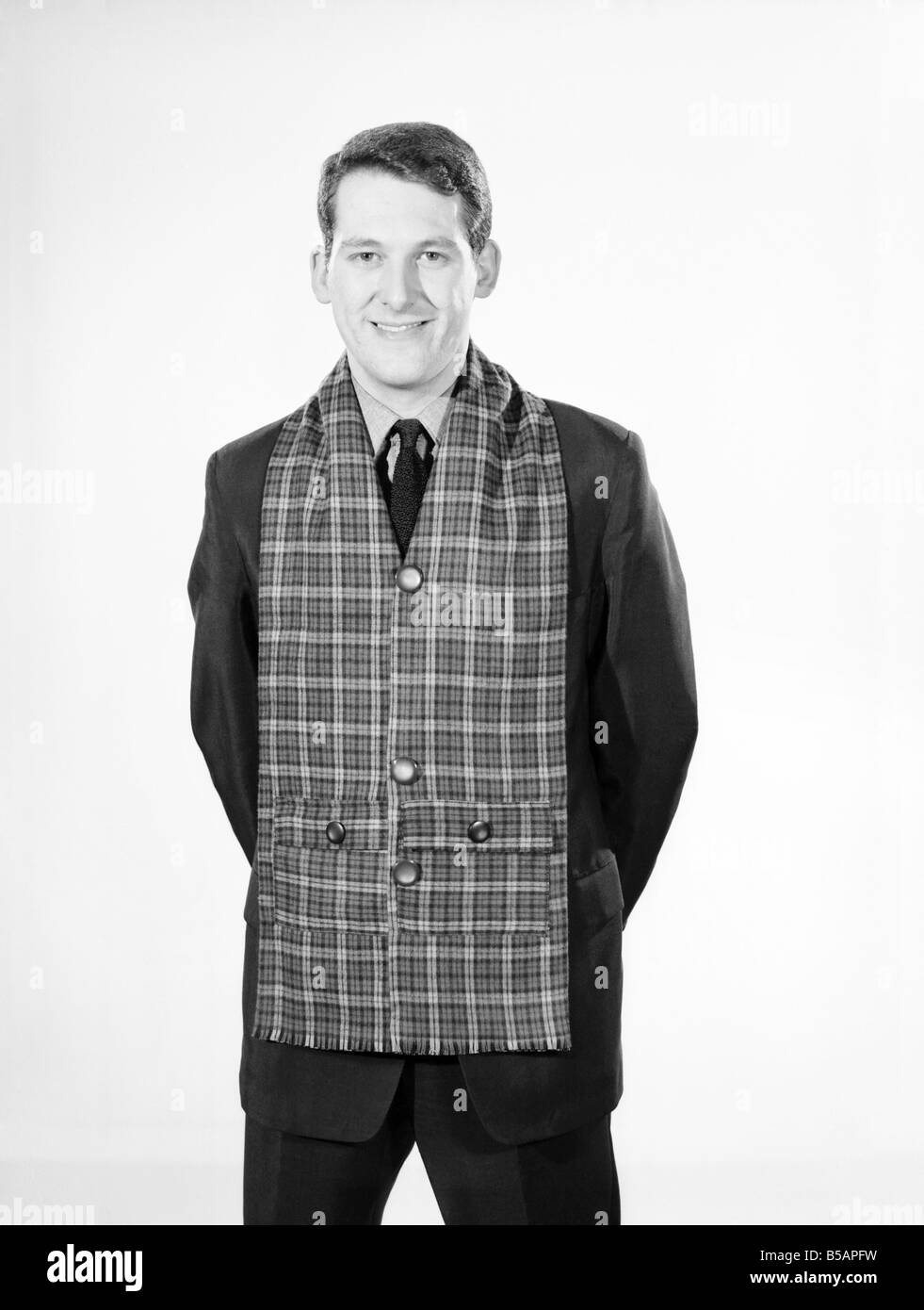 Ropa: moda: Moda masculina: hombre vestido con tartan silenciador. Modelo:  Michael Lester. 1959 B1592-003 Fotografía de stock - Alamy