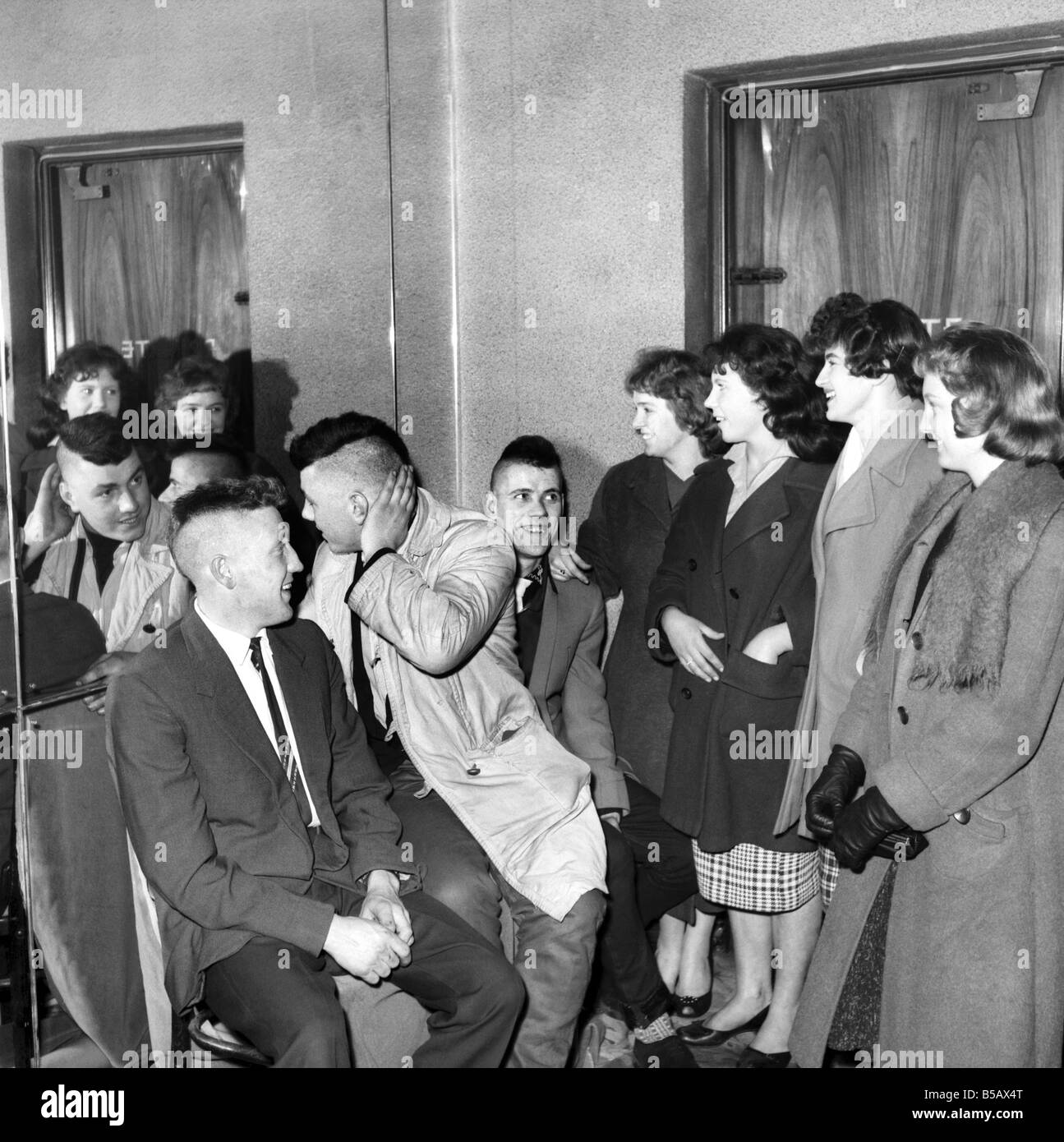 Moda: Los hombres de estilos de pelo: El Delaware o supervivientes corte de pelo. 1958 A766 Foto de stock