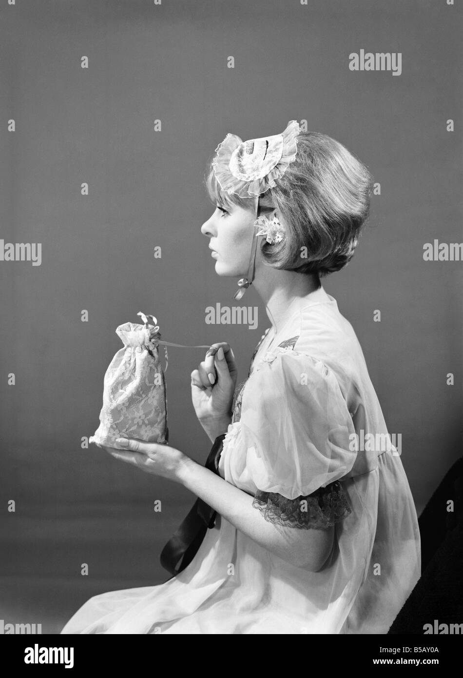 Modelo Alba Chapman vistiendo máscara facial a su ayuda en la obtención de  una buena noche de sueño . 1962 Fotografía de stock - Alamy