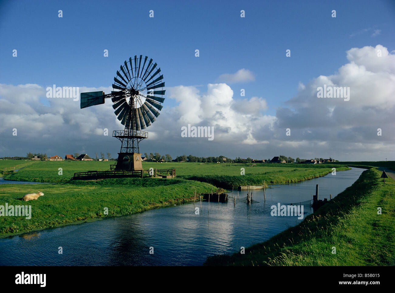 Control de agua, diques y molino, Frisia, Holanda, Europa Foto de stock