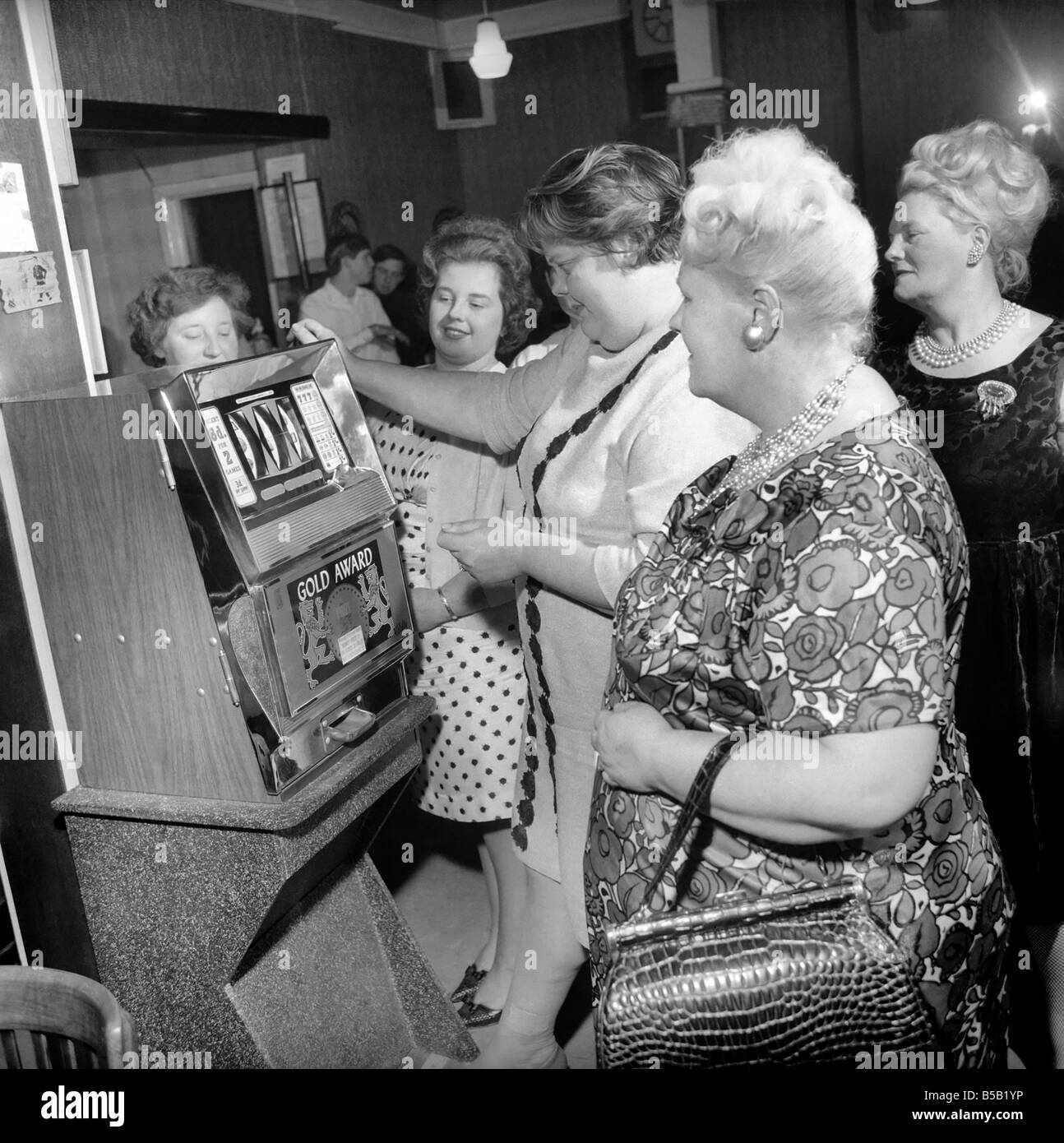 Los miembros de la Southampton Fat Ladies Club se reúnen para su reunión semanal. Las mujeres saben cómo divertirse afterr el we Foto de stock
