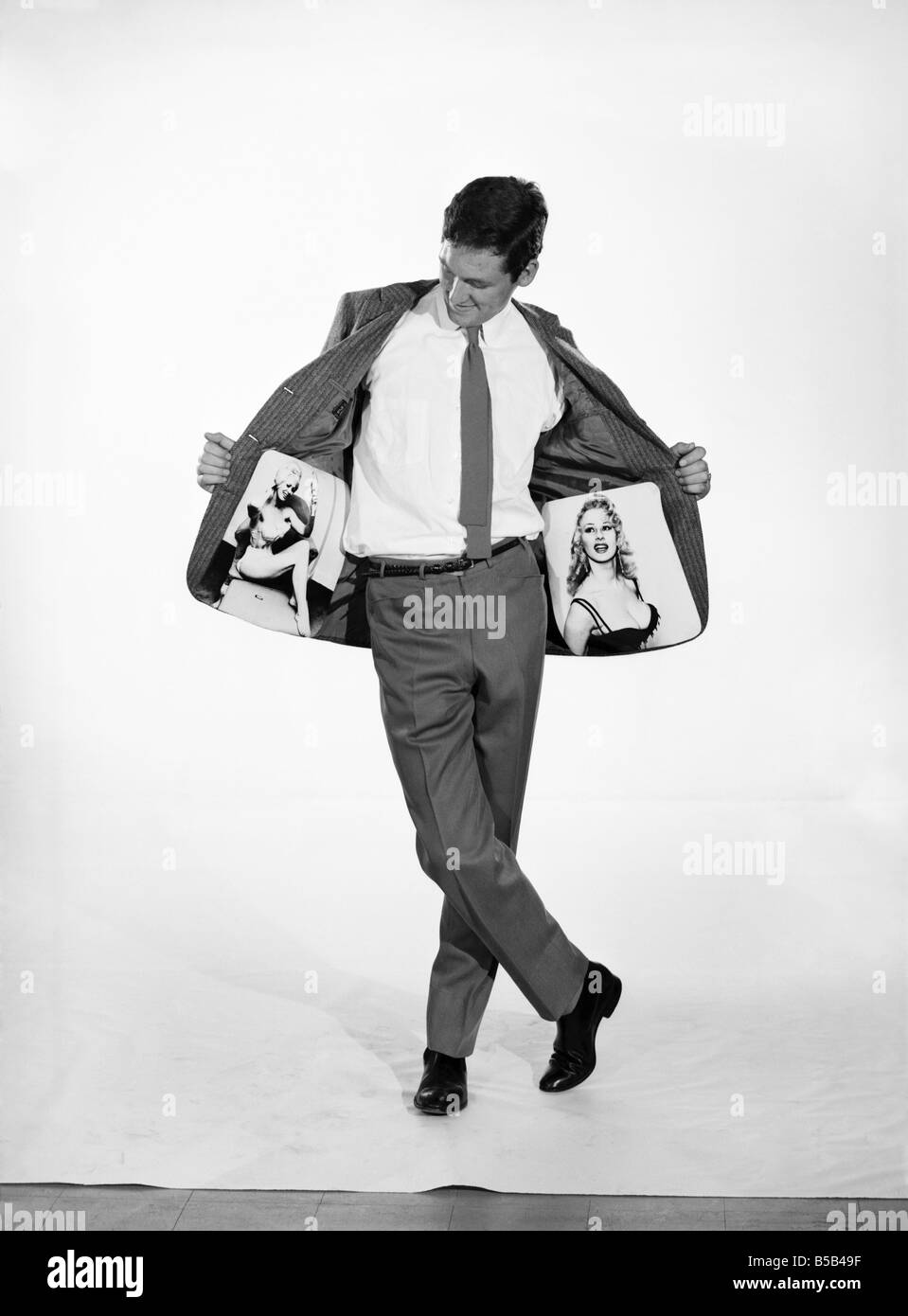 Ropa: moda: Moda masculina: hombre vestido con chaqueta de pin-up. Modelo:  Michael Lester. 1962 B1639-001 Fotografía de stock - Alamy