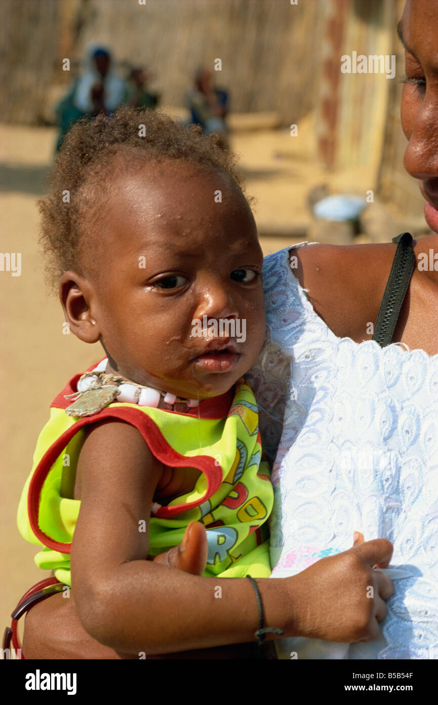 Bebé cerca de Banjul, Gambia, África occidental, África Foto de stock