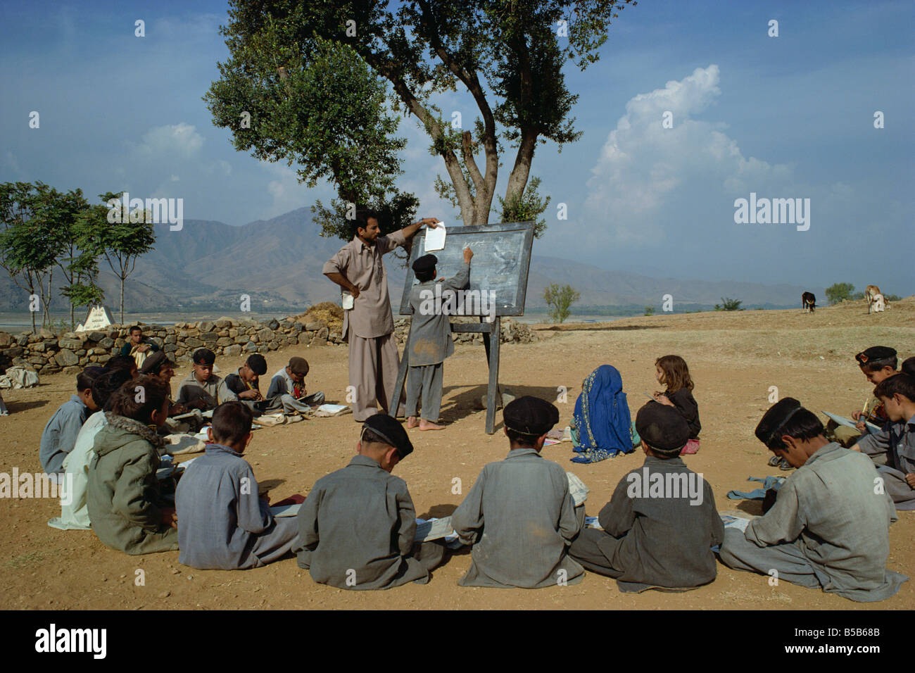 Dos niñas de la escuela separada de los chicos de una escuela de pueblo en  el valle de Swat, Pakistán Fotografía de stock - Alamy