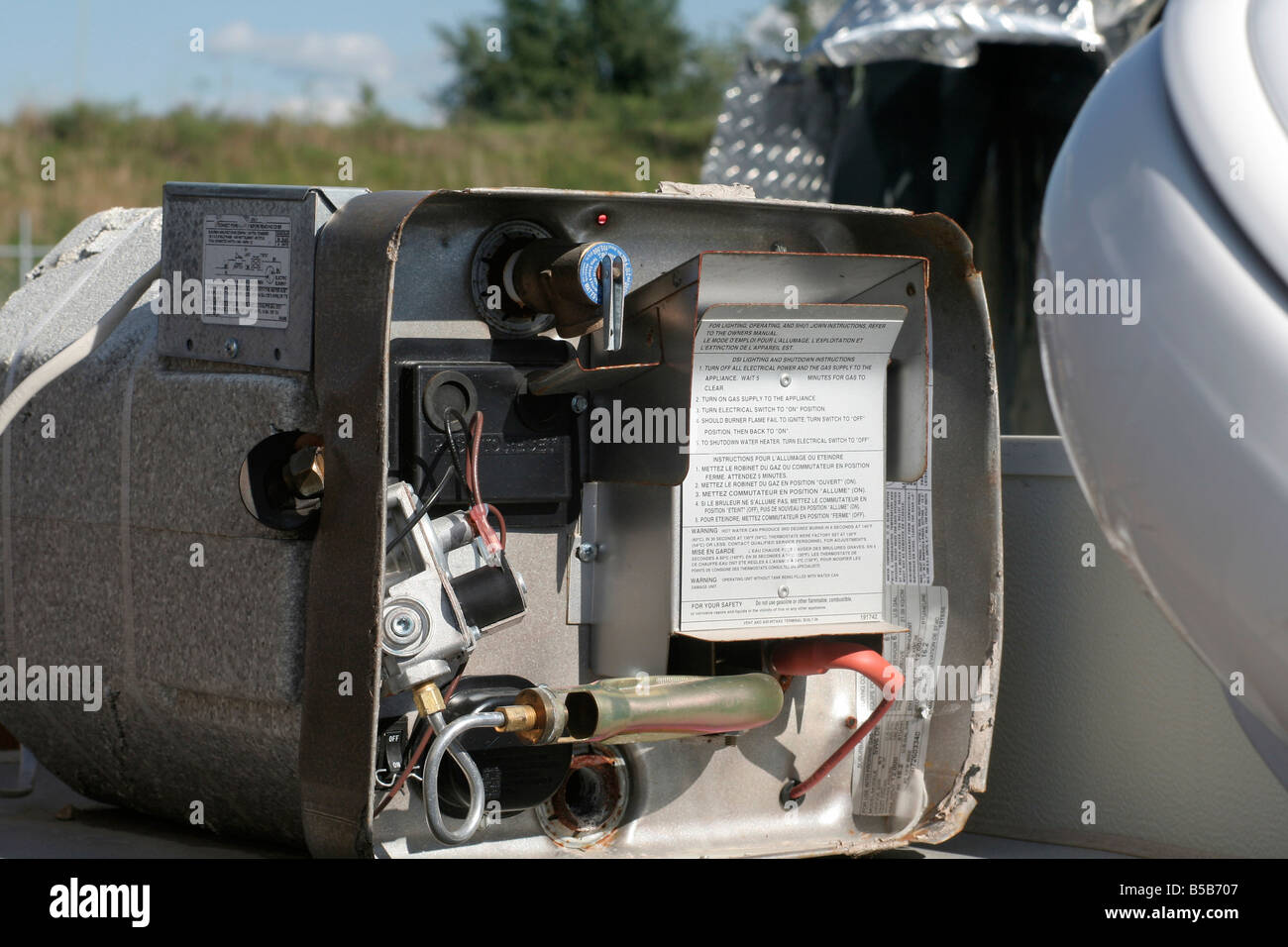 Calentador de agua a gas en el tornado destruyó caravana Fotografía de  stock - Alamy