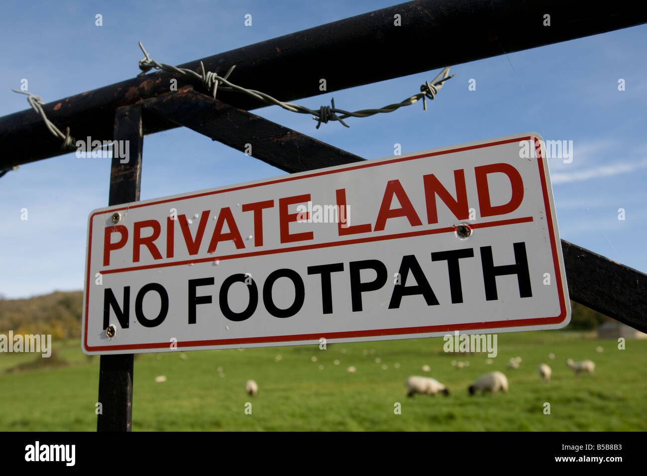 Las tierras privadas sin acera signo en wired púas gate Cotswolds UK Foto de stock