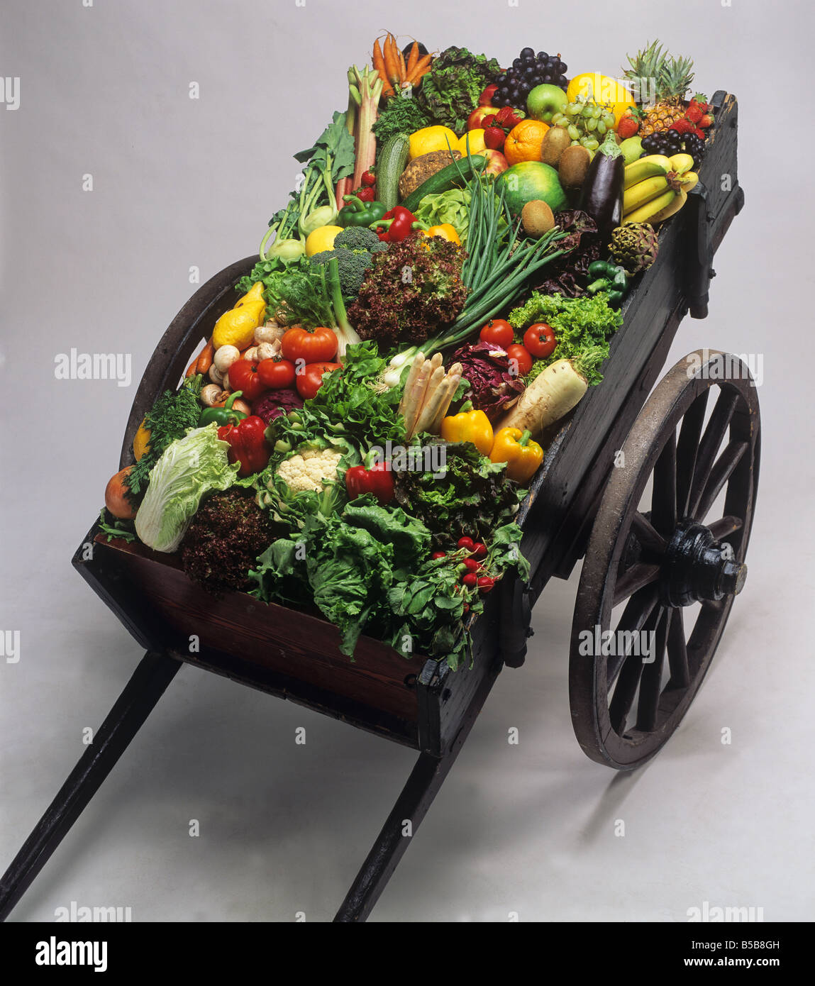 El carro cargado con frutas y verduras Fotografía de stock - Alamy