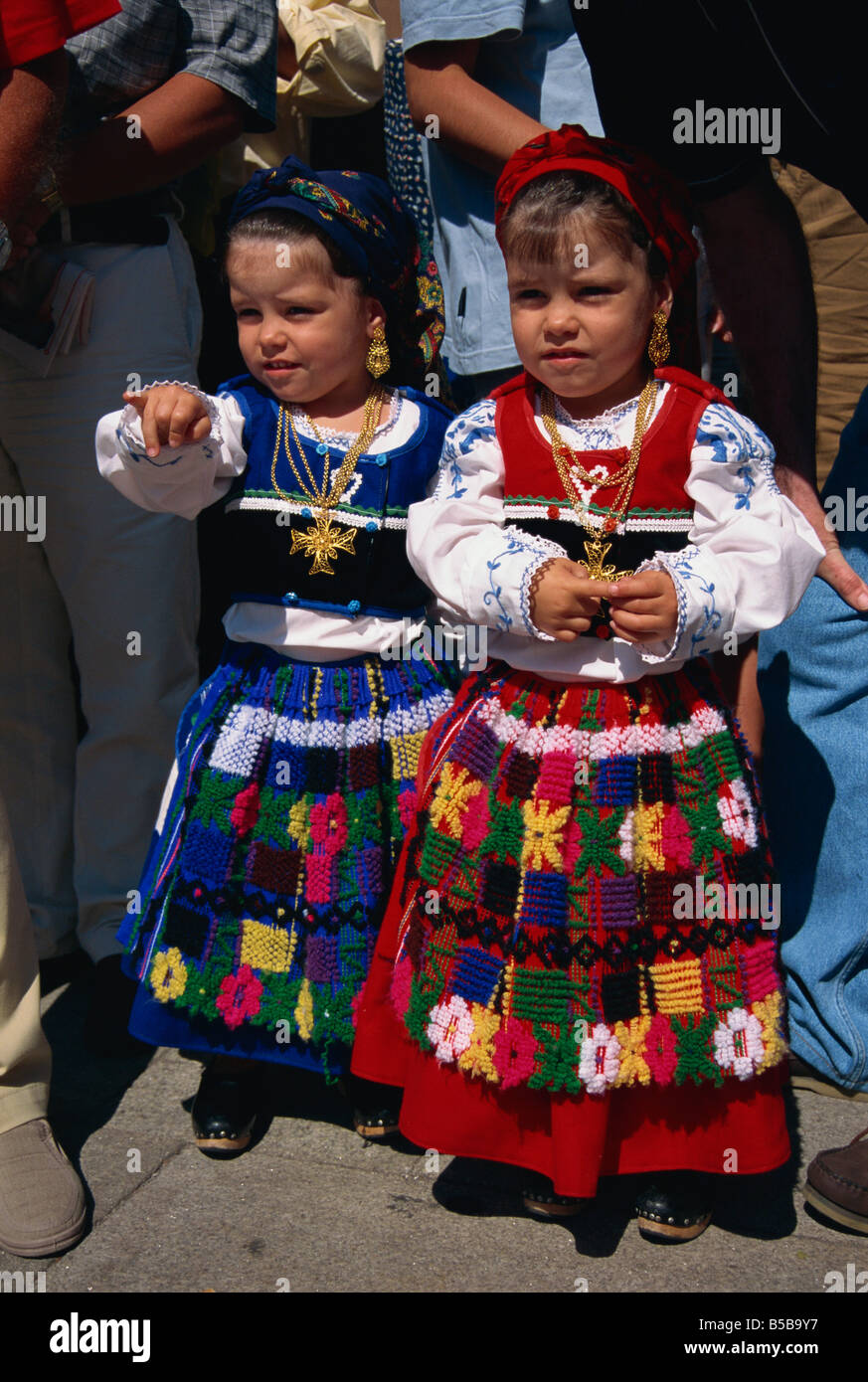 Dos niñas en el vestuario, Romaria da Seniora d'Agonia, Viana do Castelo,  Minho, Portugal, Eurpoe Fotografía de stock - Alamy