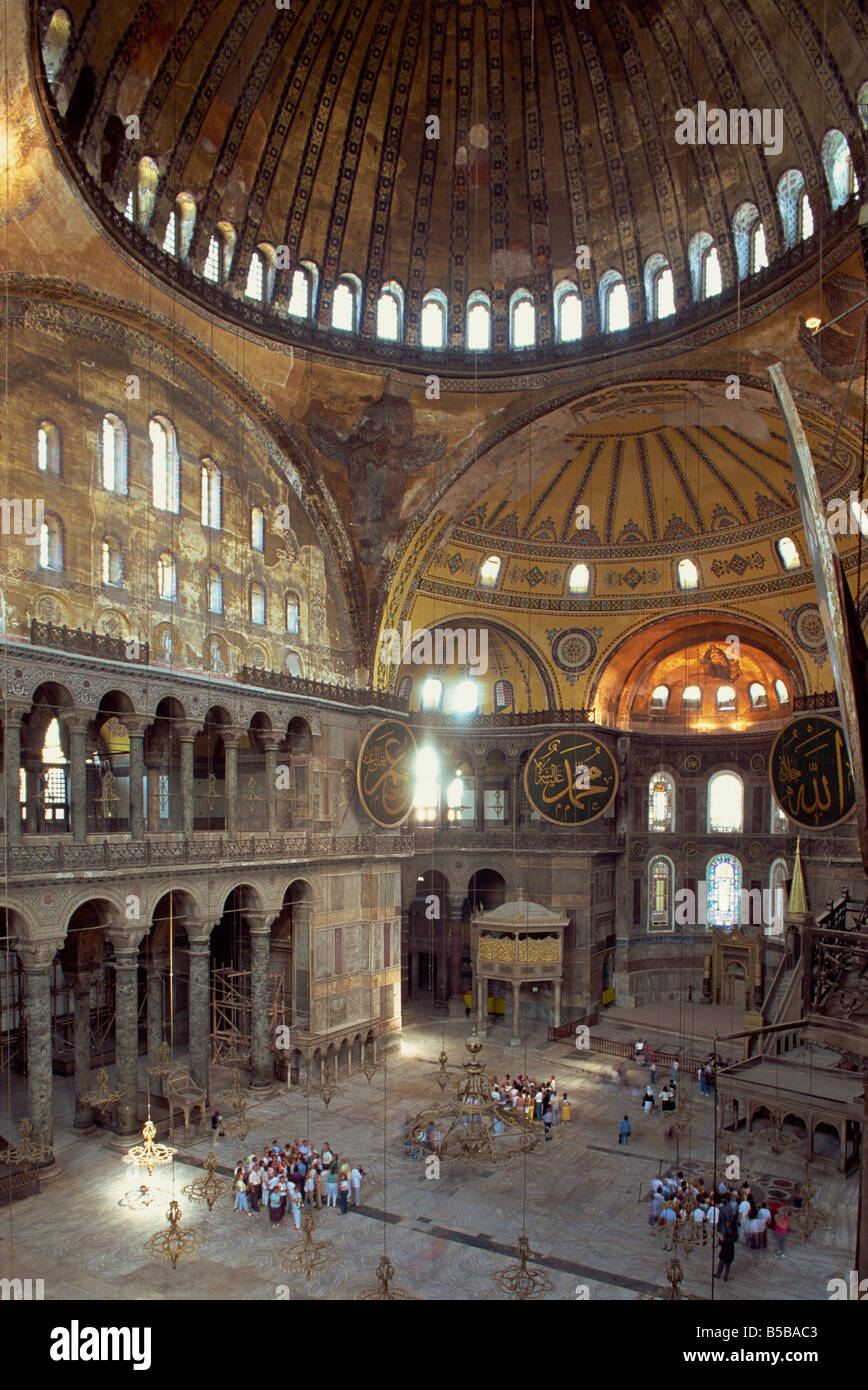 Interior de la mezquita de Santa Sofía, originalmente una iglesia bizantina, Sitio del Patrimonio Mundial de la UNESCO, en Estambul, Turquía, Europa Foto de stock