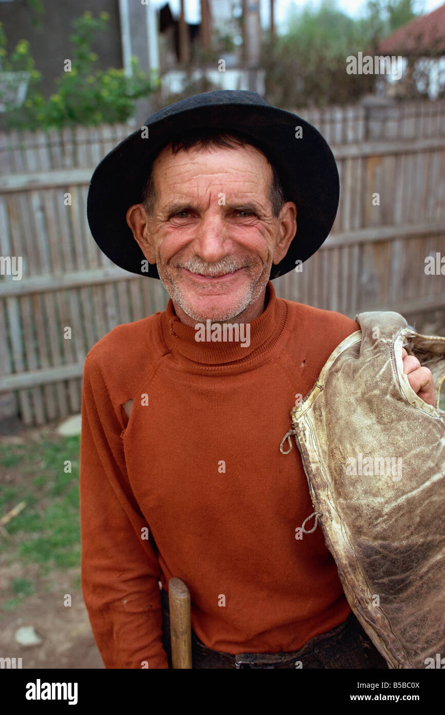 Retrato de un viejo hombre que llevaba un sombrero negro en Hobbitza Village en el sudoeste de Rumania, Europa Foto de stock