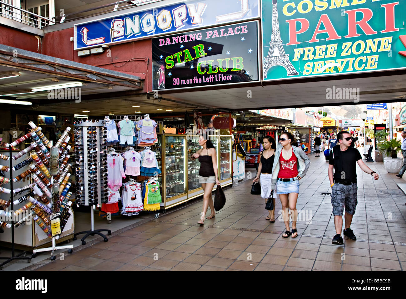 La gente caminando por el centro comercial Puerto Rico complejo turístico Gran  Canaria Fotografía de stock - Alamy
