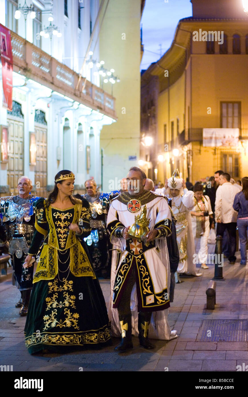 El actor vestido como el rey Jaime I el Conquistador en festival Fiestas de  Moros y Cristianos caminando por la calle Caballeros en Valencia España  Fotografía de stock - Alamy