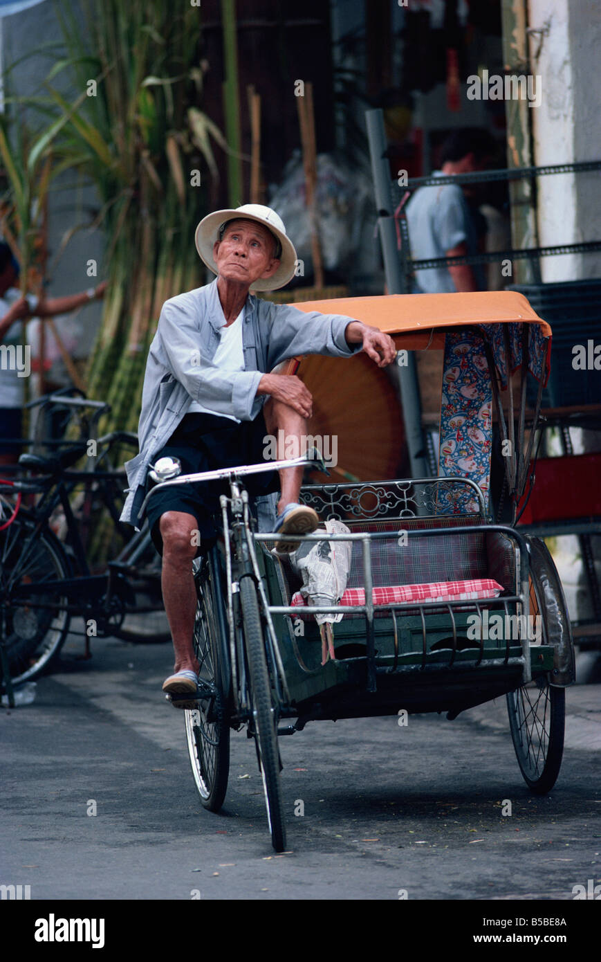 Ciclo taxi rider descansando, Singapur, Sudeste de Asia Foto de stock