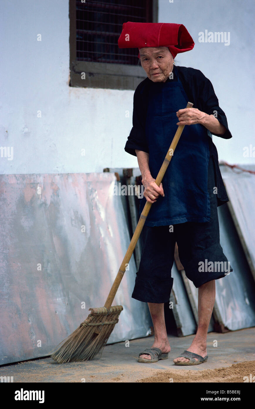 Retrato de una anciana mujer Samsui con escoba barrer, en Singapur, en el sudeste de Asia Foto de stock