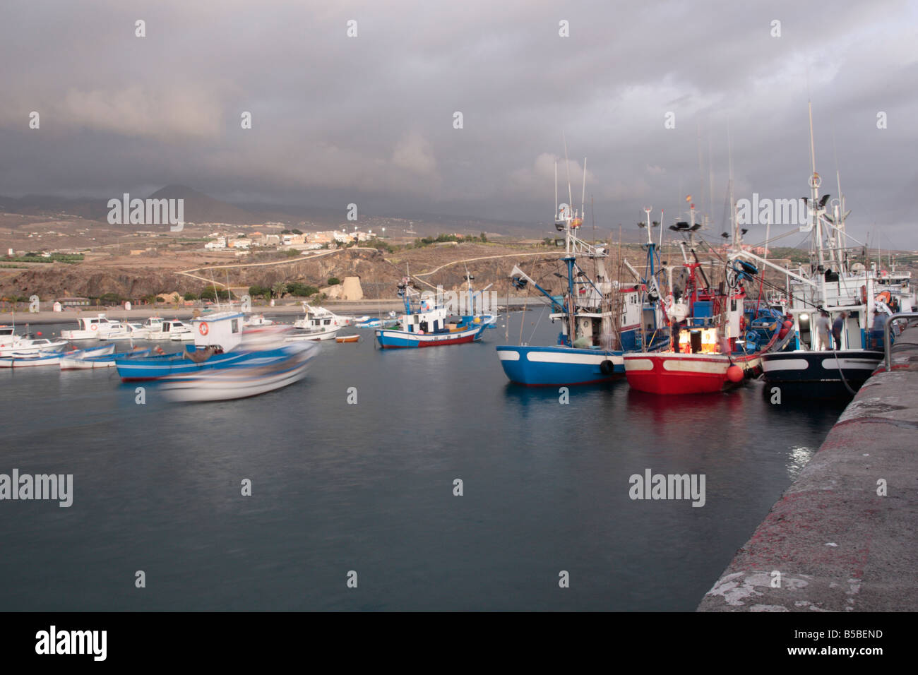 Atracadero de barcos pesqueros hasta después de descargar sus capturas en el puerto de San Juan Tenerife Islas Canarias Foto de stock