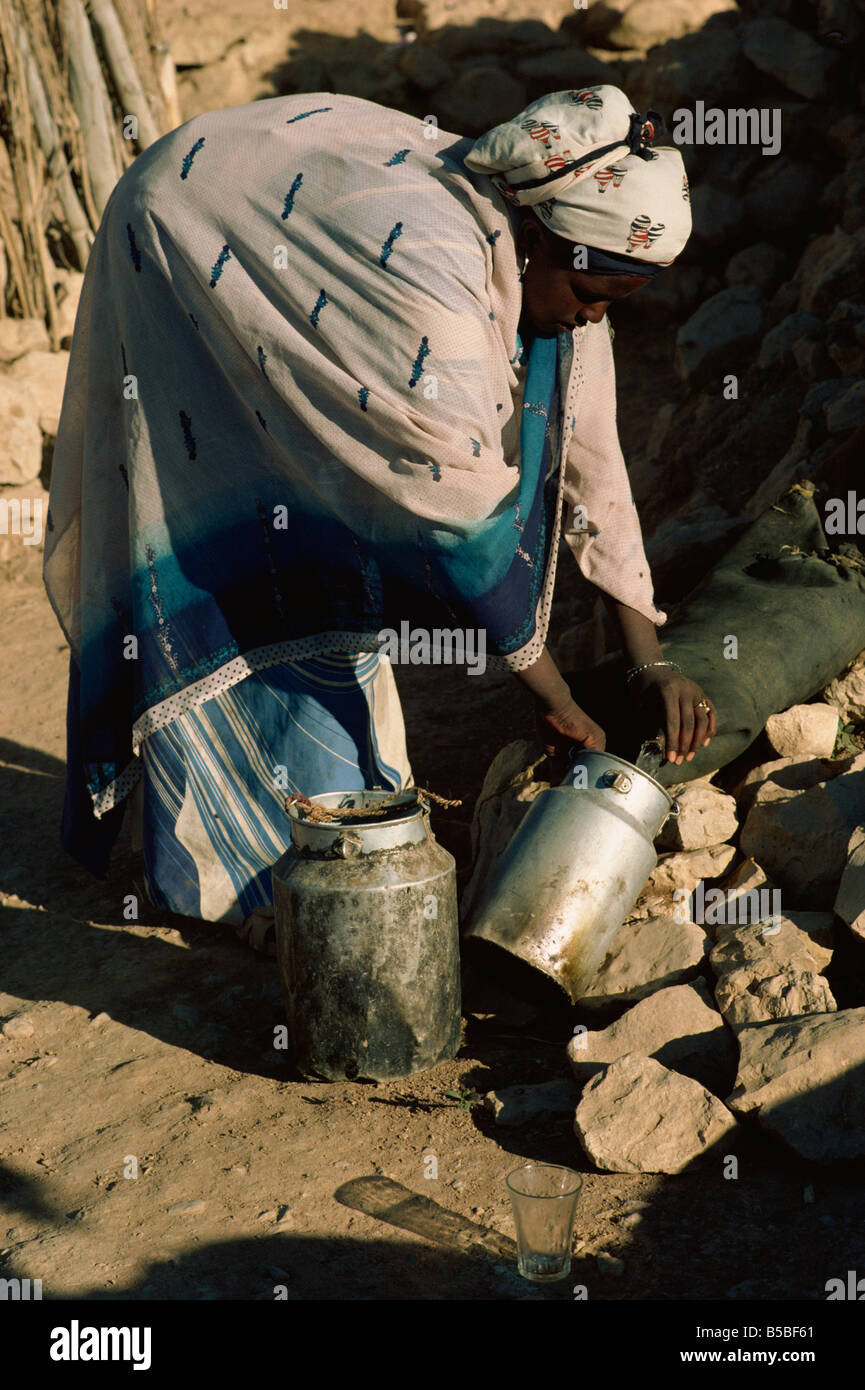 Collecting water africa fotografías e imágenes de alta resolución - Alamy