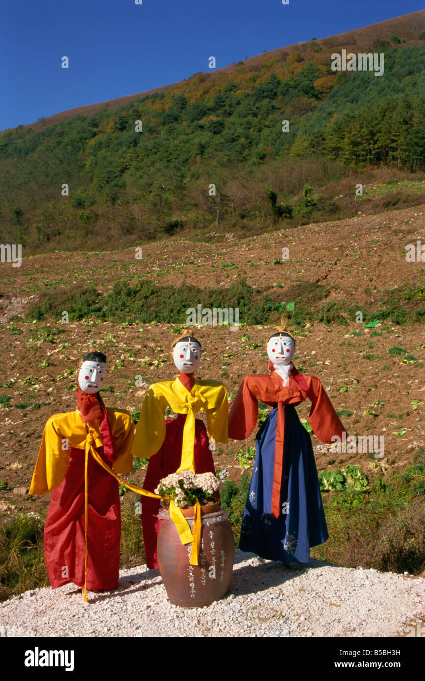 Espantapájaros simbólicos tradicionales del condado de Kangwon highlands Corea del Sur de Asia Foto de stock