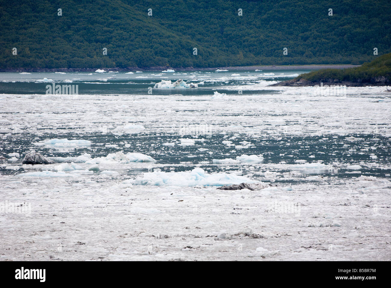 El hielo fluye hacia el desencanto y la Bahía Yakutat Bay desde el glaciar Hubbard en Alaska Foto de stock