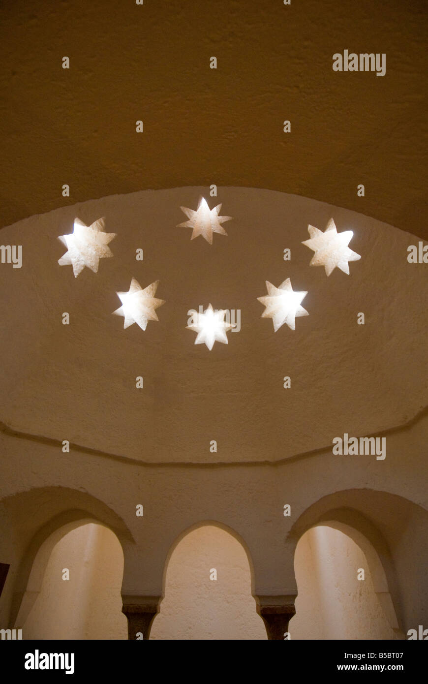 Star claraboyas en el siglo XIV baños musulmanes Baños Arabes del Almirante  en el centro histórico de la ciudad de Valencia, España Fotografía de stock  - Alamy
